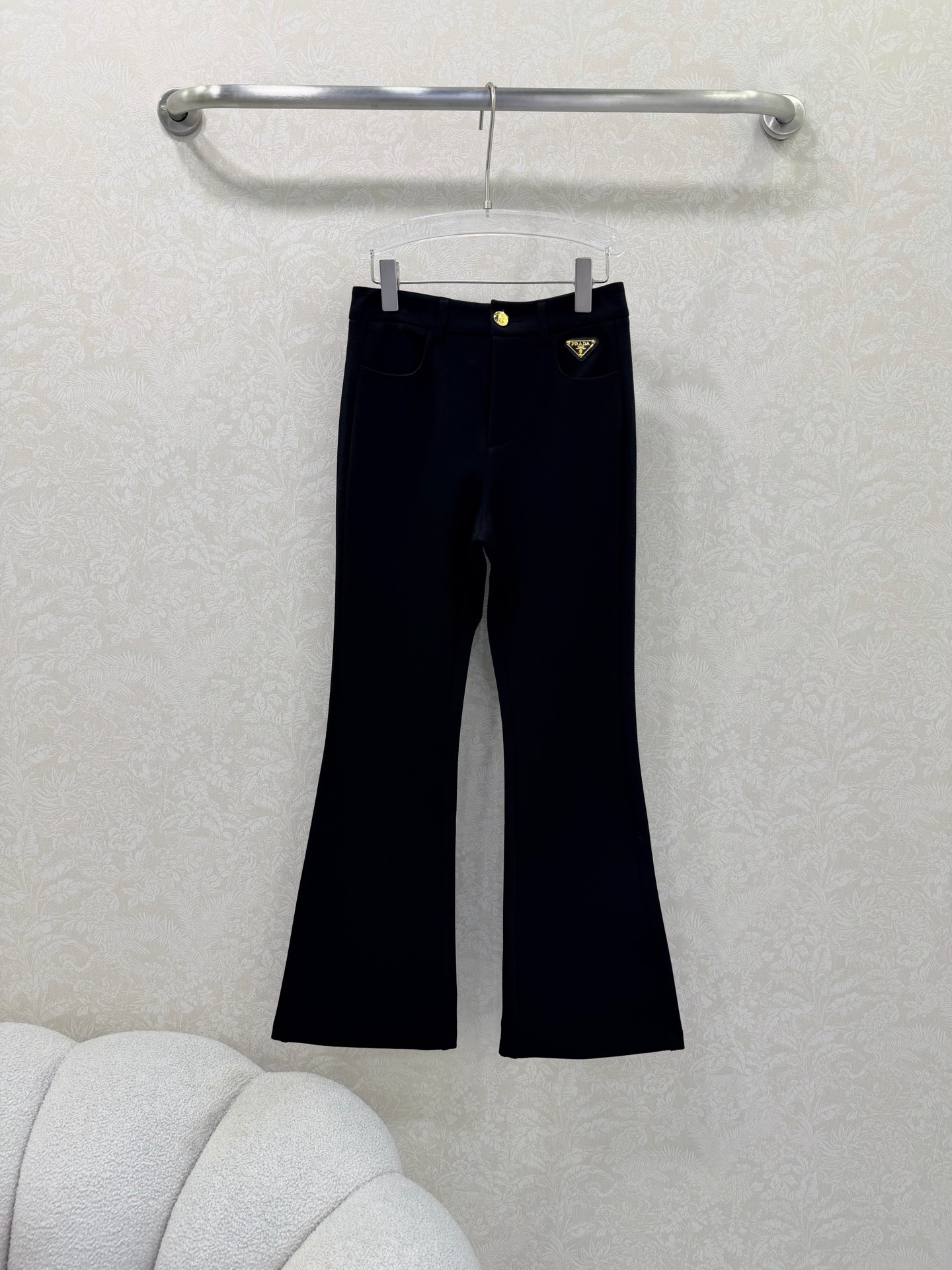 NO:661741,prad*25 new velvet black bootcut pants!  The long-legged, medium-high-waisted trousers with slightly flared legs are designed to be the best. The front pockets are decorated with triangle logos for a high-end feel!  A must-have leg slimming tool for those who are versatile, fashionable, white and rich!  The 3D cut pants shape makes the upper body look like a paper figure. The texture of the imported fabric is amazing!  Perfect workmanship quality depends on the details. Single color size 3 SML, Prada-clothing, prada, prada,  19860909prad*25新款加绒黑色微喇裤！大长腿中高腰微喇裤脚设计绝绝子 前口袋三角标装饰设计高级感！百搭时髦白富美必入瘦腿神器！3D立体剪裁裤型上身瘦成纸片人.进口面料质感起赞！完美做工品质看细节 单色3码SML,普拉达-服装,prada,prada, ,Women's clothing