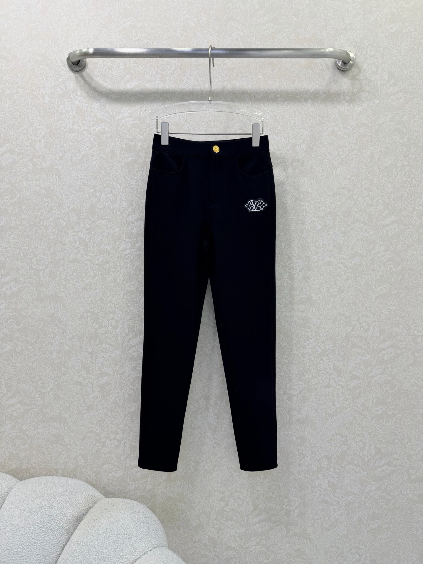 NO:661731,LOUIS VUITTO*25 new velvet tight leggings shark pants. Customized hardware buttons at the waist. Logo embroidery on the pants body. Solid black thin velvet to keep warm and not bulky. They are really cool and super versatile. They can also be used as yoga pants and cycling pants. Whether worn alone or as a base layer, the upper body is perfect for reducing age!  Casual and stylish!  Highly recommended for self-retention!  The quality of workmanship depends on the details. Single color size 3 SML, Louis Vuitton-clothing, louis vuitton, louis vuitton,  19860909LOUIS VUITTO*25新款加绒紧身打底裤鲨鱼裤.腰头定制五金纽扣 裤身logo刺绣 纯色黑色薄绒保暖不臃肿 真的太炫酷了超级百搭 还可以当瑜伽裤骑行裤 不管是单穿还是打底 上身减龄绝绝子！随性又时髦！强烈推荐自留款！做工品质看细节 单色3码SML,路易威登-服装,louis vuitton,louis vuitton, ,Women's clothing