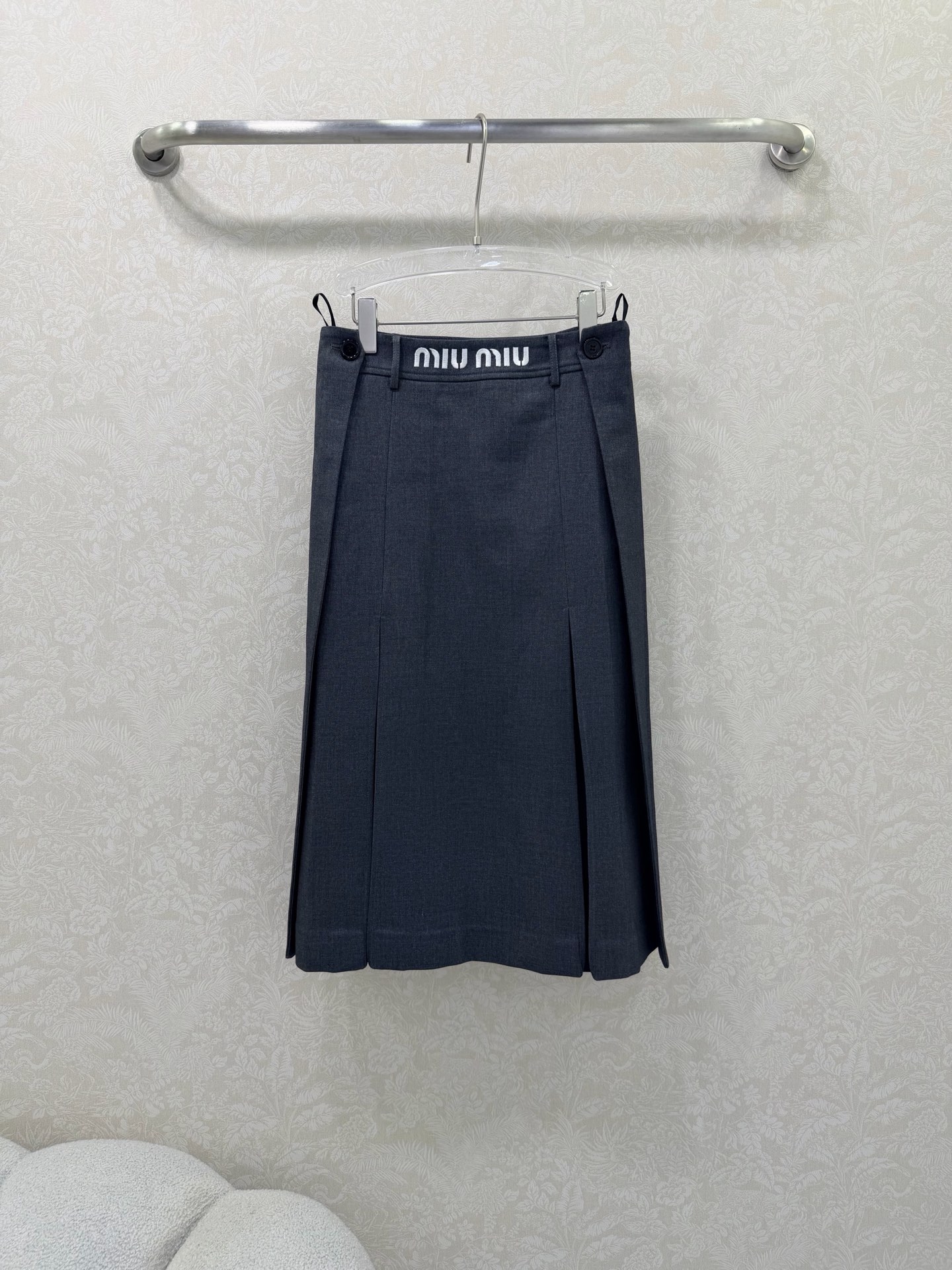 NO:661713,MIUMI*25 new style retro pleated skirt with letter embroidery on the waist. Low-key luxury three-dimensional tailoring. Streamlined line design highlights the small waist. The pleats are noble and elegant, showing a gentle and intellectual temperament. Get a sweet, cool and rebellious girly feeling in seconds. Suitable for both daily leisure and commuting. 2 colors and 3 sizes SML, Miu Miu-clothing, miumiu, skirts,  19860909MIUMI*25新款腰头字母刺绣复古压褶半裙 低调奢华立体剪裁 精简线条感设计凸显小蛮腰 百褶高贵典雅又尽显温柔知性的气质 秒get甜酷叛逆的少女感 不管是日常休闲还是通勤都能兼具 2色3码SML,缪缪-服装,miumiu,skirts, ,Women's clothing