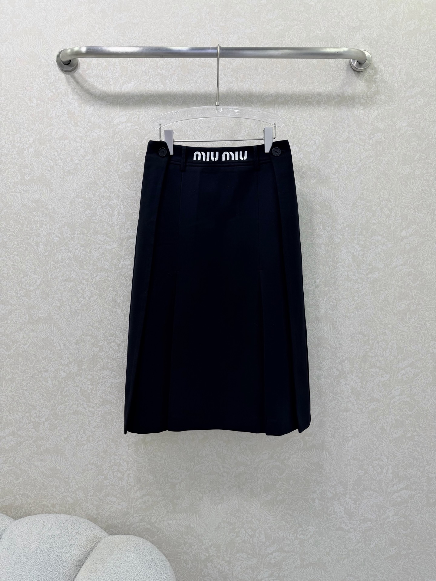 NO:661725,MIUMI*25 new style retro pleated skirt with letter embroidery on the waist. Low-key luxury three-dimensional tailoring. Streamlined line design highlights the small waist. The pleats are noble and elegant, showing a gentle and intellectual temperament. Get a sweet, cool and rebellious girly feeling in seconds. Suitable for both daily leisure and commuting. 2 colors and 3 sizes SML, Miu Miu-clothing, miumiu, skirts,  19860909MIUMI*25新款腰头字母刺绣复古压褶半裙 低调奢华立体剪裁 精简线条感设计凸显小蛮腰 百褶高贵典雅又尽显温柔知性的气质 秒get甜酷叛逆的少女感 不管是日常休闲还是通勤都能兼具 2色3码SML,缪缪-服装,miumiu,skirts, ,Women's clothing