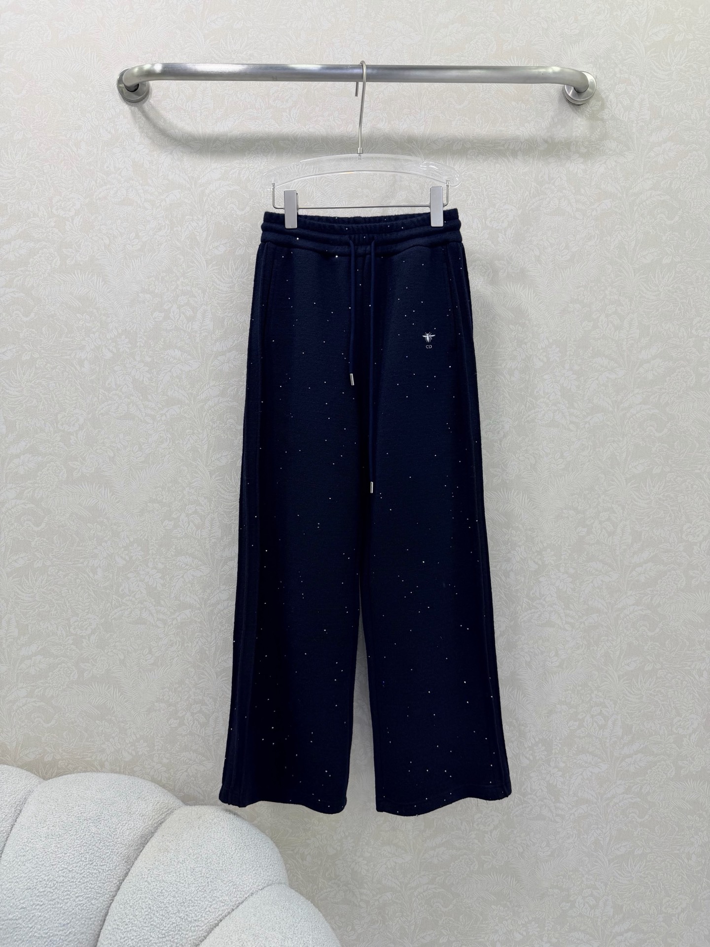 NO:661696,Dio* 25 new elastic waist sequined solid color wide-leg trousers. Classic little bee embroidery on the trousers. The whole piece is embellished with Pearl Mountains. It has a starry sky feel. It is chic but not exaggerated. The panels on both sides visually perfectly close the hips. The whole body lengthens the proportion of the human body. Casual straight pants. Silky and comfortable. Versatile item!  The high-waisted wide-leg pants have a perfect slim fit, fashionable and high-end!  Elegant and elegant upper body, super slim, 2 colors and 3 sizes SML, Dior-clothing, dior, dior,  19860909Dio* 25新款松紧腰头亮片净色阔腿长裤 裤身经典小蜜蜂刺绣 整件珠山点缀 星空既视感 既别致又不会夸张 两侧拼条视觉上完美收胯 整体计拉长人体比例 休闲直筒裤 丝滑舒适 百搭单品 ！高腰阔腿裤型完美纤瘦版型时髦又高级！优雅大气上身超显瘦 2色3码SML,迪奥-服装,dior,dior, ,Women's clothing