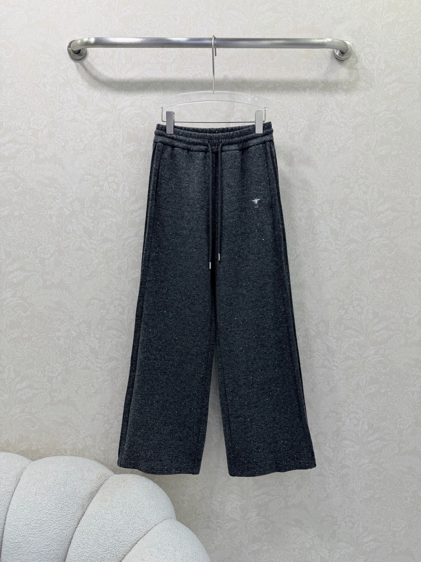 NO:661704,Dio* 25 new elastic waist sequined solid color wide-leg trousers. Classic little bee embroidery on the trousers. The whole piece is embellished with Pearl Mountains. It has a starry sky feel. It is chic but not exaggerated. The panels on both sides visually perfectly close the hips. The whole body lengthens the proportion of the human body. Casual straight pants. Silky and comfortable. Versatile item!  The high-waisted wide-leg pants have a perfect slim fit, fashionable and high-end!  Elegant and elegant upper body, super slim, 2 colors and 3 sizes SML, Dior-clothing, dior, dior,  19860909Dio* 25新款松紧腰头亮片净色阔腿长裤 裤身经典小蜜蜂刺绣 整件珠山点缀 星空既视感 既别致又不会夸张 两侧拼条视觉上完美收胯 整体计拉长人体比例 休闲直筒裤 丝滑舒适 百搭单品 ！高腰阔腿裤型完美纤瘦版型时髦又高级！优雅大气上身超显瘦 2色3码SML,迪奥-服装,dior,dior, ,Women's clothing