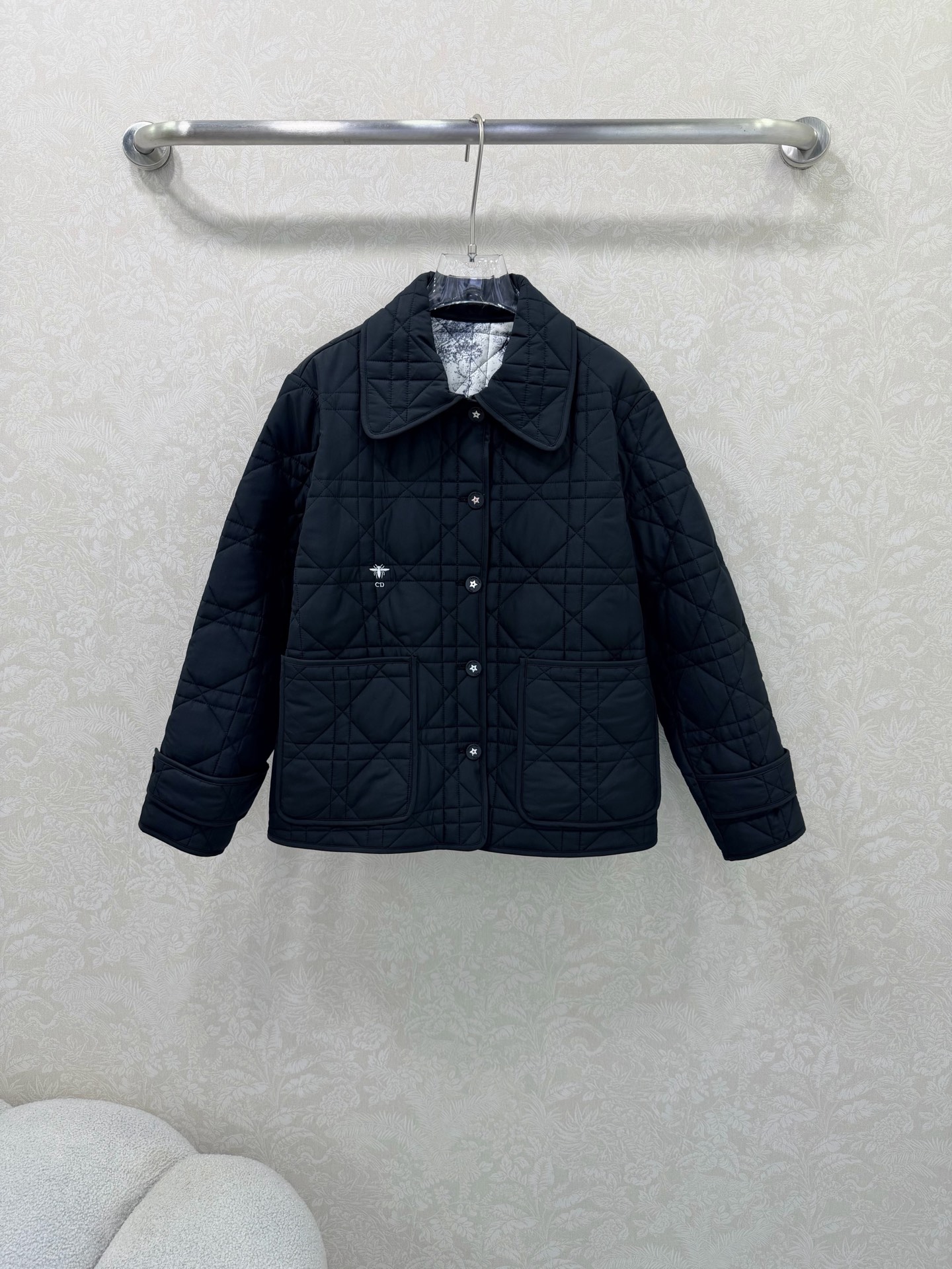 NO:661680,Dio* 25 new autumn and winter new Princess Diana rattan lattice quilted cotton coat. The lining is very eye-catching with classic jungle animal colors. It has a strong visual impact and is highly fashionable. The outside is solid black and white and is low-key. The upper body easily shows a youthful personality. It does not look old-fashioned. It is good-looking and windproof and waterproof. It highlights the big-name design concept. The metal snaps with clear engravings add a lot of points to the whole. The classic style is highly recommended!  !  2 colors 3 codes SML, Dior-clothing, dior, dior, jackets & coats,  19860909Dio* 25秋冬新款戴妃藤格压线棉衣外套 内衬经典丛林动物花色非常亮眼 视觉冲击力强时髦度高 外面是纯色黑色以及白色低调 上身轻松彰显年轻个性 不会有老气感好看又防风防水,彰显大牌设计理念刻字清晰的金属按扣,为整体加分不少,经典款强烈推！！ 2色3码SML,迪奥-服装,dior,dior,jackets & coats, ,Women's clothing