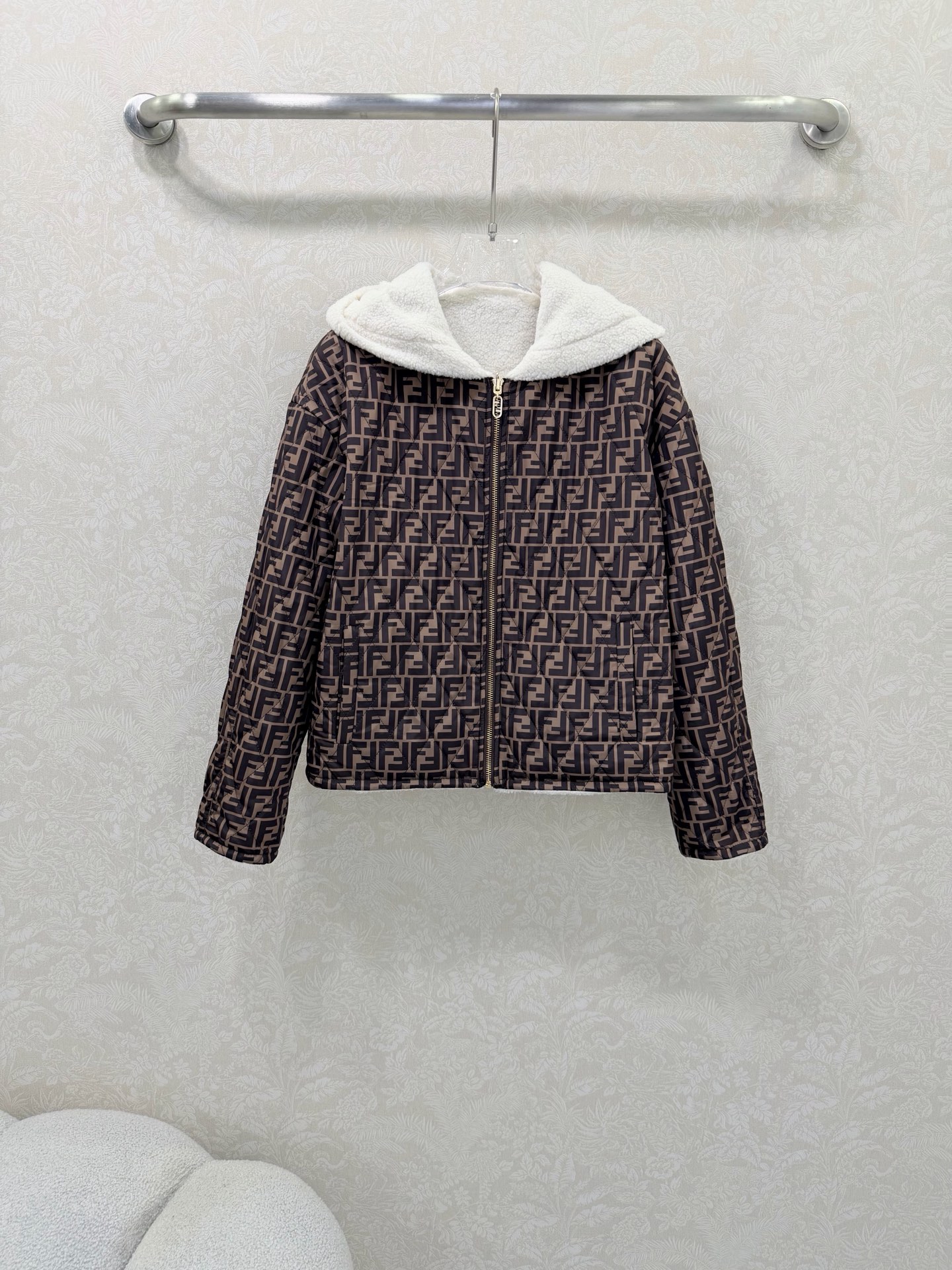 NO:661712,Fend*25 new hooded reversible coat with wool. The original custom-made double-sided logo print pattern is handsome and fashionable. The reversible wool silhouette is casual and comfortable. The imported wool fabric is quite wide and stylish. The 3D three-dimensional tailoring version makes the upper body slimmer, clean and neat, creating an elegant and high-end sense!  The quality of workmanship depends on the details. Single color size 3 SML, Fendi-clothing, fendi, fendi, hats,  19860909Fend*25新款连帽双面穿含羊毛大衣 原版定制双面logo印花图案帅气又时髦,正反两穿的廓形羊毛,休闲又舒适,进口羊毛面料挺阔有型 3D立体剪裁版型上身显瘦,干净利落打造大气优雅的高级感！做工品质看细节 单色3码SML,芬迪-服装,fendi,fendi,hats, ,Women's clothing