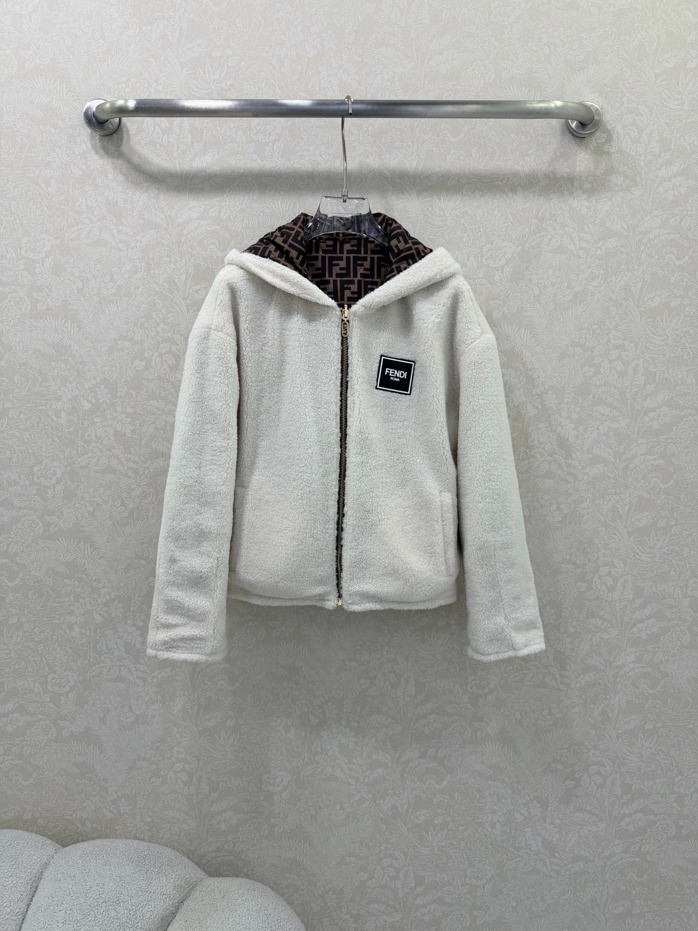 NO:661716,Fend*25 new hooded reversible coat with wool. The original custom-made double-sided logo print pattern is handsome and fashionable. The reversible wool silhouette is casual and comfortable. The imported wool fabric is quite wide and stylish. The 3D three-dimensional tailoring version makes the upper body slimmer, clean and neat, creating an elegant and high-end sense!  The quality of workmanship depends on the details. Single color size 3 SM L, Fendi-clothing, fendi, fendi, hats,  19860909Fend*25新款连帽双面穿含羊毛大衣 原版定制双面logo印花图案帅气又时髦,正反两穿的廓形羊毛,休闲又舒适,进口羊毛面料挺阔有型 3D立体剪裁版型上身显瘦,干净利落打造大气优雅的高级感！做工品质看细节 单色3码SM L,芬迪-服装,fendi,fendi,hats, ,Women's clothing