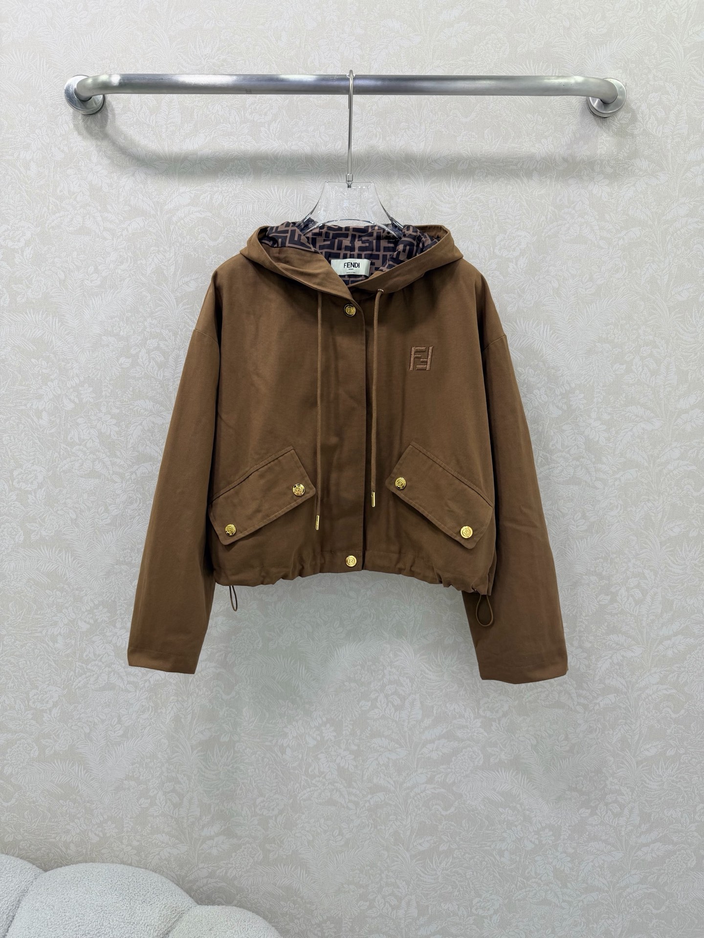 NO:661700,FEND*25 new hooded hem drawstring windbreaker jacket. Customized YB imported material. Stiff and stylish. Decorated with zipper snaps for adjustment. Easy to put on and take off. Hooded design. Adds layering to the look. Lined with double F presbyopia to highlight brand tone. Development of fabric accessories. Hooded tailoring. The upper body is more youthful and stylish. Fully printed letter jacquard lining is low-key and luxurious. The first choice for fashionable wear in autumn and winter. Shows British elegance.  Solid color size 3 SML, Fendi-clothing, fendi, fendi, jackets & coats, hats,  19860909FEND*25新款连帽下摆抽绳风衣外套 定制YB进口材质 挺括有型 饰以拉链按扣调节装饰 便捷穿脱 连帽设计 增添造型层次感 内衬双F老花彰显品牌调性 面辅料开发 连帽剪裁 上身减龄洋气 满印字母提花内衬 低调奢华 秋冬时髦穿搭首选 尽显英伦优雅 单色3码SML,芬迪-服装,fendi,fendi,jackets & coats,hats, ,Women's clothing