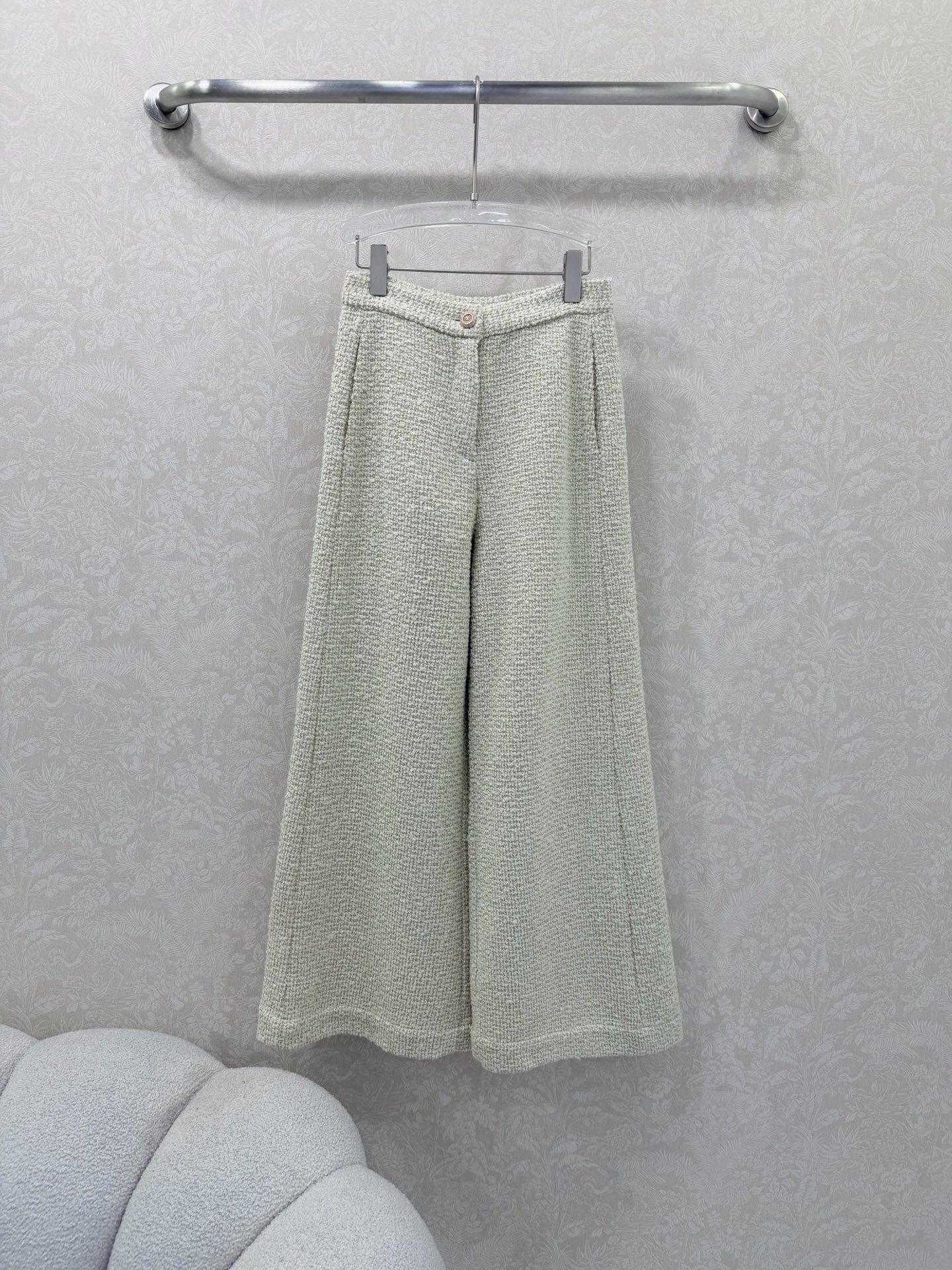 NO:661695,Chan*l 25 new autumn and winter woolen wide-leg pants with wool. High-end and fashionable heavy-woven soft tweed fabric with soft and delicate texture!  The three-dimensional cut version makes the upper body look slimmer!  Retro and fashionable temperament, age-reducing girlish style. A must-have high-end item for white, rich and beautiful women!  Customized hardware logo buckle, perfect workmanship quality depends on the details. Highly recommended for self-reserved pants, single color size 3 SML, Chanel-clothing, chanel, chanel,  19860909Chan*l 25秋冬新品粗纺含羊毛阔腿裤 高级又时髦的重工编织软花呢面料质感柔软细腻！立体剪裁版型上身显瘦绝绝子！复古又时髦气质减龄少女风.白富美必备高级单品！定制五金logo扣,完美做工品质看细节.强烈推荐自留款 裤子 单色3码SML,香奈儿-服装,chanel,chanel, ,Women's clothing