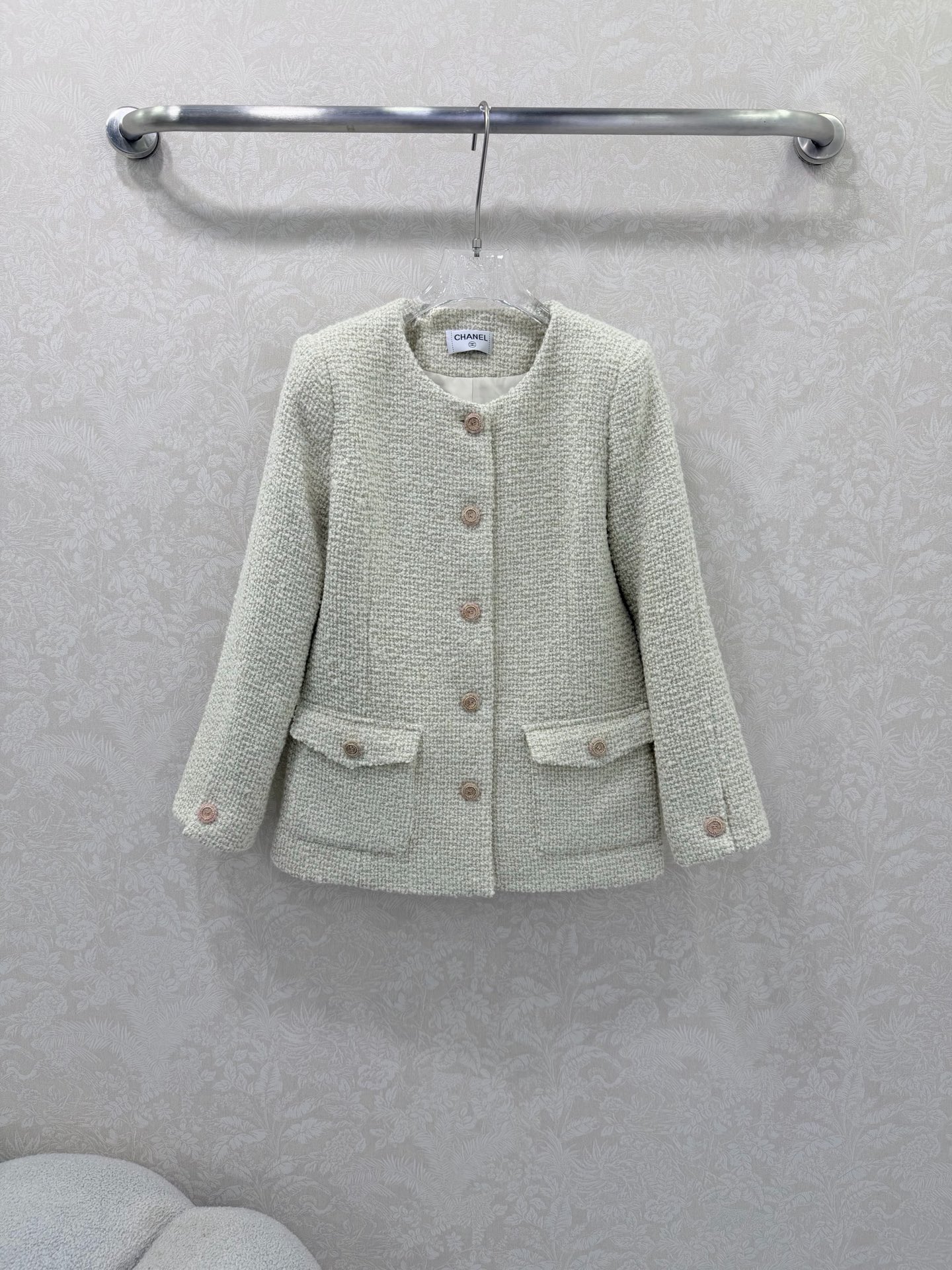 NO:661686,Chan*l 25 new autumn and winter woolen jacket. High-end and fashionable heavy-woven soft tweed fabric with soft and delicate texture!  The three-dimensional cut version makes the upper body look slimmer!  Retro and fashionable temperament, age-reducing girlish style. A must-have high-end item for white, rich and beautiful women!  Customized hardware logo buckle, perfect workmanship quality depends on the details. Highly recommended for personal use. Jacket, single color size 3 SML, Chanel-clothing, chanel, chanel, jackets & coats,  19860909Chan*l 25秋冬新品粗纺含羊毛外套 高级又时髦的重工编织软花呢面料质感柔软细腻！立体剪裁版型上身显瘦绝绝子！复古又时髦气质减龄少女风.白富美必备高级单品！定制五金logo扣,完美做工品质看细节.强烈推荐自留款 外套 单色3码SML,香奈儿-服装,chanel,chanel,jackets & coats, ,Women's clothing