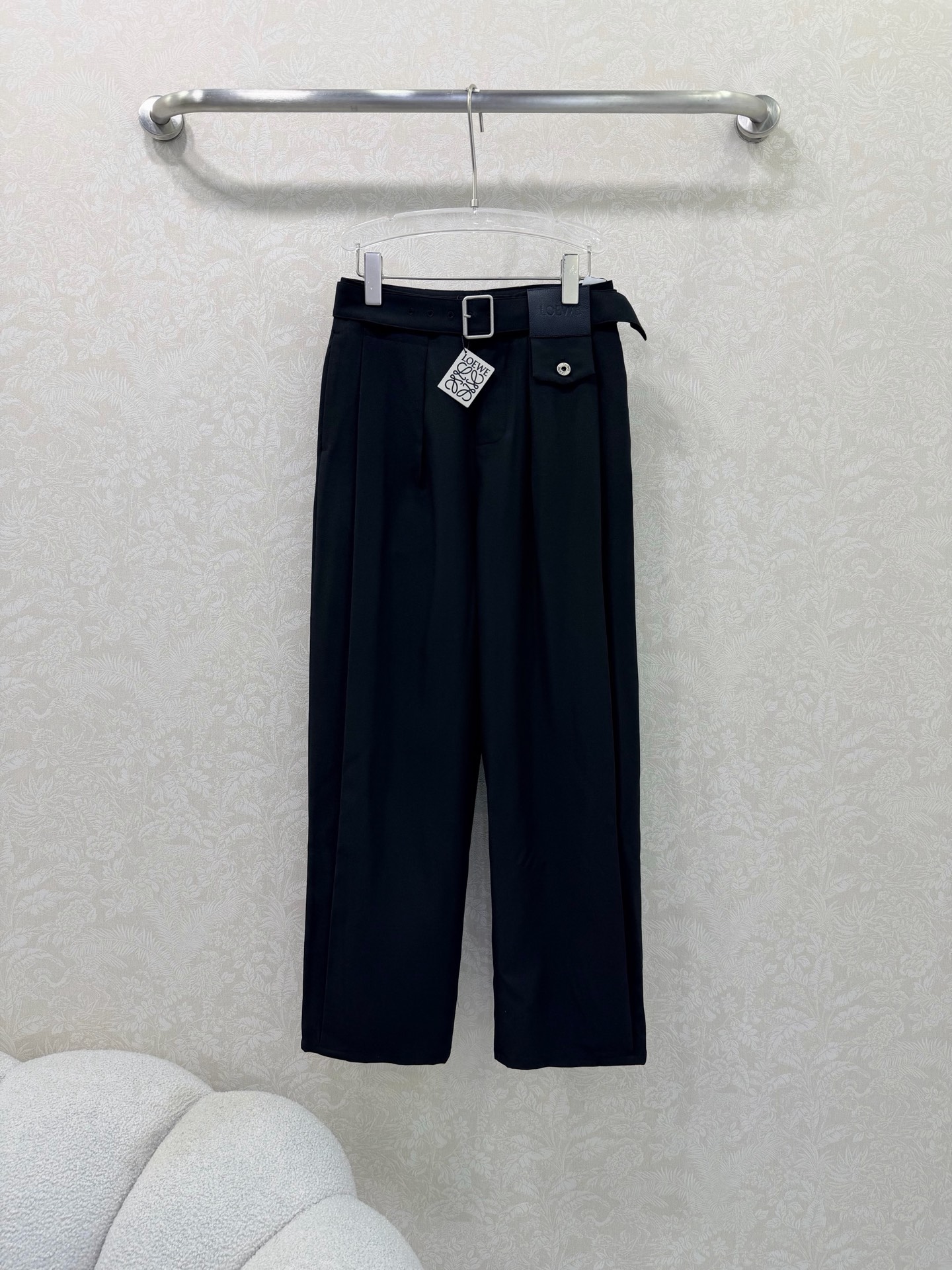 NO:661682,loew* 26 new early spring embossed leather logo straight-leg wool trousers. This product is made of special fabrics and exquisite craftsmanship. In order to maintain the stiffness and integrity of the details, it is recommended to be processed by a professional dry cleaning agency. The fabric likely uses high-count fine wool yarn, and the crepe fabric is specially treated to form a fine and even wrinkled texture, matte texture, and embossed leather patches.  High-quality calfskin is laser-cut into specific shapes, and then the brand logo is accurately embossed with high-temperature molds. Hidden button placket, various pocket systems, front decoration and pleat detail structure technology, pleats serve as decoration and add three-dimensionality. Monochrome 3-code SML, Loewe-clothing, loewe, loewe, cowhide,  19860909loew* 26早春新款压纹皮革标志直筒羊毛西裤 本品采用特殊面料与精致工艺制成,为保持版型挺括与细节完整性,建议交由专业干洗机构处理 面料 likely 使用了高支数的细羊毛纱线,绉纱面料经过特殊处理,形成细微而均匀的起皱肌理哑光质感,压纹皮革贴片 优质小牛皮通过激光切割成特定形状,再以高温模具精准压印出品牌标识,隐藏式纽扣门襟,多样口袋系统,正面饰以和褶裥细节结构工艺,褶裥起装饰和增加立体感作用的褶裥 单色3码SML,罗意威-服装,loewe,loewe,cowhide, ,Women's clothing