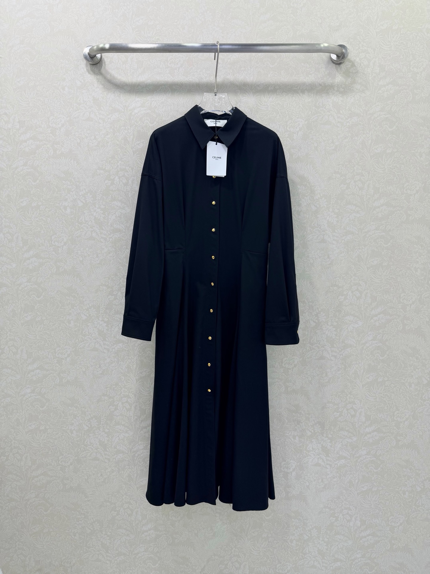 NO:661669,CELIN*26 new classic black shirt skirt, made of customized wool fabric, produced by heavy industry, with simple lapels and eye-catching gold hardware concealed button design, paired with waist pleats and A-line skirt, easily outlines elegant lines. Every gesture shows a perfect temperament!  The overall tailoring is neat, the style is advanced and versatile, whether it is commuting or dating, it can present a low-key and exquisite fashion sense. One color SML, Celine-clothing, celine, celine, skirts, shirts,  19860909CELIN*26新款经典黑色衬衫裙,采用羊毛定制面料,重工出品,简约翻领与醒目金色五金暗扣设计,搭配腰间褶皱与A字裙摆,轻松勾勒优雅线条.举手投足间尽显大气完美气质！整体剪裁利落,风格高级百搭,无论是通勤或约会,都能呈现低调而精致的时尚感.一色SML,赛琳-服装,celine,celine,skirts,shirts, ,Women's clothing