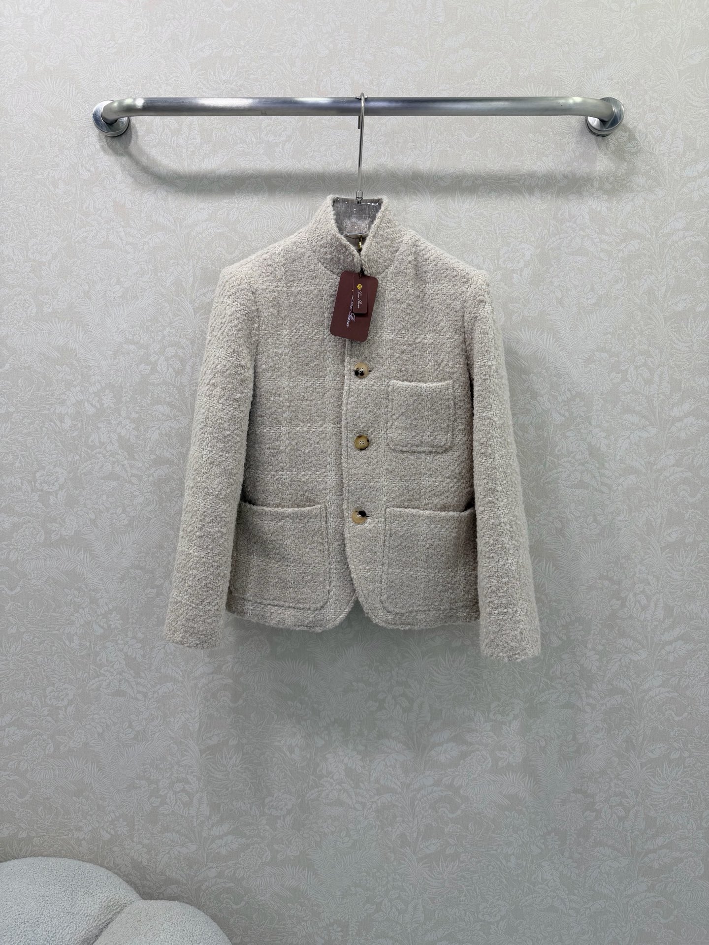 NO:661679,Loro pian*25 new stand-up collar dress jacket is inspired by Spanish officer uniforms. The stand-up collar buttonless cuffs + double patch pocket design is very recognizable! Alpaca, mulberry silk, linen, cashmere blended, soft and warm texture, very high-end when worn. The beige color is low-key and versatile, with horn buttons and pockets of the same color, full of elegance ~ It is really a plus point to wear it in autumn and winter!  Create a model of ladylike style, a small stand-up collared shoulder jacket, a large body with contrasting colors to create a staggered plaid shape, with multiple pockets to form layers, old money yet elegant, straight cut to look slim and stylish, high-end temperament, the first choice for fashionable autumn and winter wear. Ceiling version Silk lining processing Customized surface accessories Look for the version High version Oatmeal color single color 3 size SML, women's clothing, loro piana, jackets & coats, real silk,  19860909Loro pian*25新款立领洋装外套 灵感来自西班牙军官制服,立领无扣袖口+双贴袋设计超有辨识度!羊驼毛,桑蚕丝,亚麻,羊绒混纺,质地柔软又保暖,穿上很有高级感.米杏色低调百搭,配牛角扣和同色口袋,优雅气质拉满~秋冬穿它真的很加分! 打造名媛风典范,小立领正肩外套,大身撞色打造格纹交错造型,配合多重口袋形成层次,老钱不失雅致,直筒裁剪显瘦有型,高级气质,时髦精秋冬穿搭首选.天花板版本 真丝内衬处理 定制面辅料 认准版本 高版本 燕麦色单色3码SML,女装,loro piana,jackets & coats,real silk, ,Women's clothing