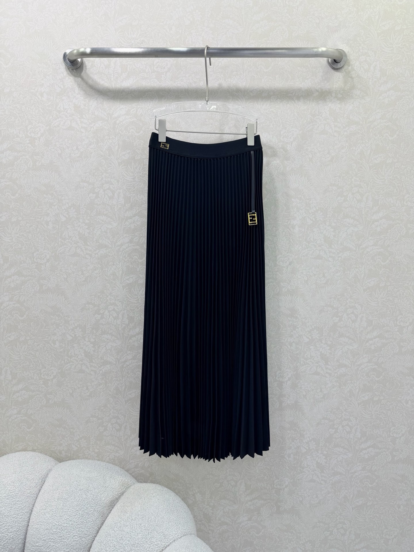 NO:660742,FEND* extra long model has been shipped ~ 26 new waistband double F metal decorative elastic webbing pleated long pleated skirt, high-end fabrics, heavy industry, this sweet and advanced solid color pleated skirt, it is indispensable to have such a fashionable and easy-to-wear skirt to concave the shape~ The imported fabric texture is super comfortable!  Socialite girl style, elegant and high-end!  !  Super stylish, a must-have!  4 colors and 4 sizes of SMLXLB, Fendi-clothing, fendi, fendi, skirts,  19860909FEND*加长款出货啦~26新款腰头双F金属装饰松紧织带压褶长款百褶半裙,高级面料,重工的一款,这款气质甜美高级的纯色百褶半身裙,算是也少不了这样时髦好穿的半裙来凹造型鸭~进口面料质感超舒适！名媛少女风 优雅又高级！！超级有范儿 人手必入！不挑人的衣橱必备款4色4码SMLXLB,芬迪-服装,fendi,fendi,skirts, ,Women's clothing
