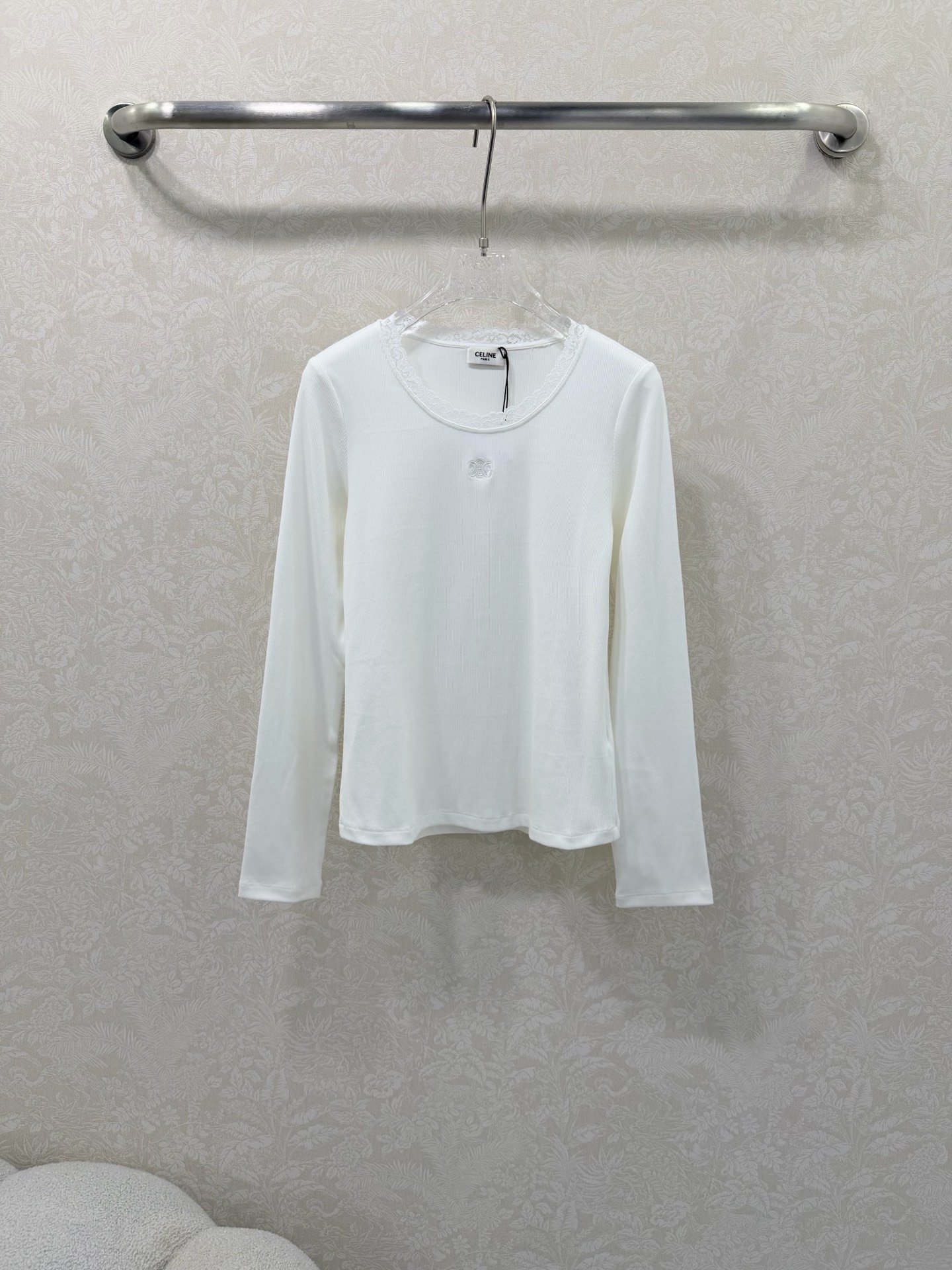 NO:701067,Celin* 26 new Arc de Triomphe embroidered lace spliced ​​long-sleeved top is made of fine pitted knitted fabric, which is soft and elastic against the skin and has a slight slimming effect. It has a classic white slim fit. The lace splicing on the neckline is the finishing touch, and the sweet but not greasy French femininity directly fills the air. The low-key Arc de Triomphe embroidery on the chest is a quiet high-end logo~ Ready for sale SML, Celine-clothing, celine, celine, loro piana,19860909Celin* 26新款凯旋门刺绣蕾丝拼接长袖上衣 采用细腻坑条针织面料,贴肤软弹还自带微修身效果,经典白色修身版型,领口的蕾丝拼接是点睛之笔,甜而不腻的法式柔美感直接拉满；胸口低调的凯旋门刺绣,是不动声色的高级标识~现货发售SML,赛琳-服装,celine,celine,loro piana,,Women's clothing