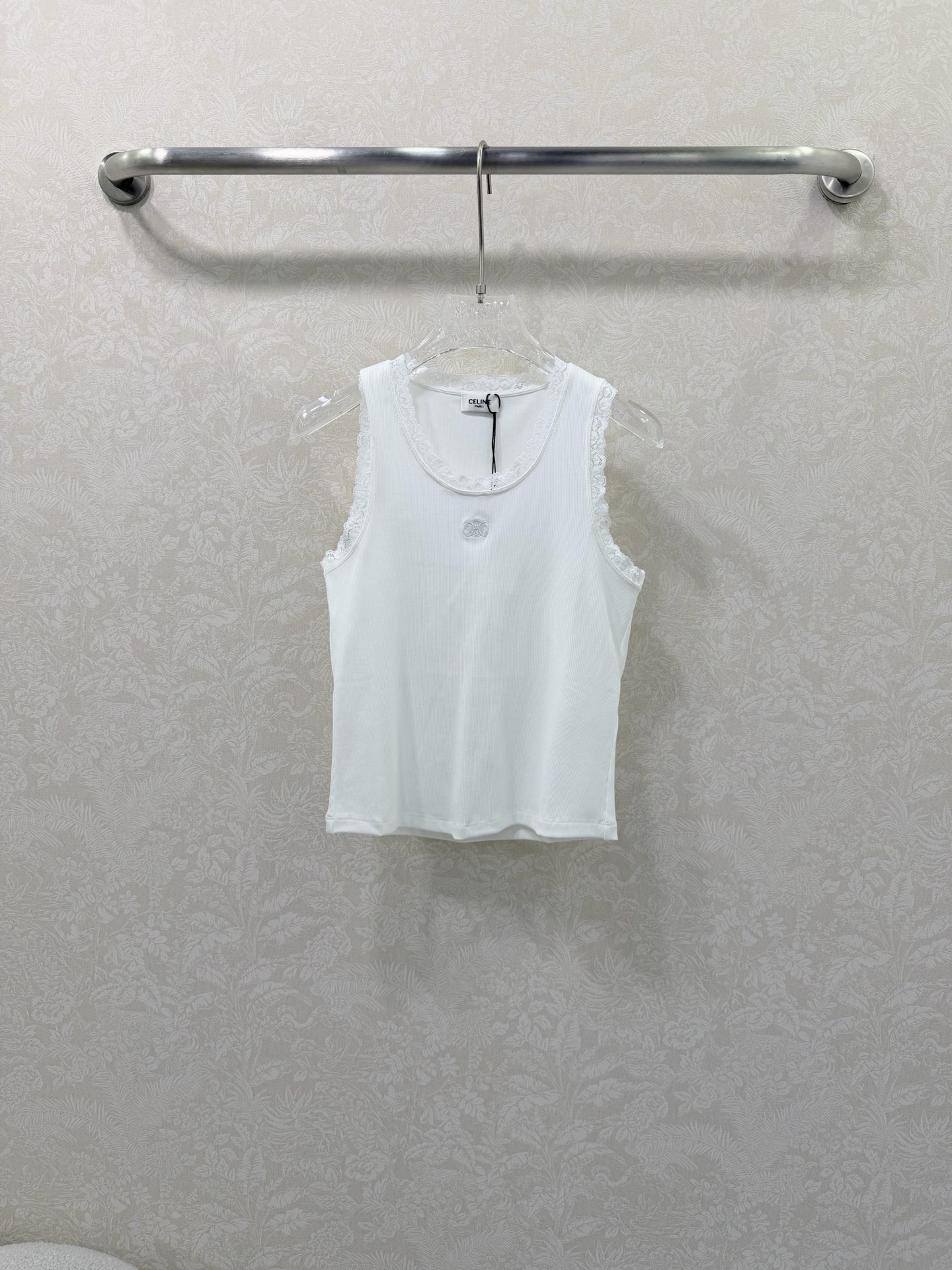 NO:701071,Celin* 26 new Arc de Triomphe embroidered lace vest is made of fine pitted knitted fabric, which is soft and elastic against the skin and has a slight slimming effect. It has a classic white vest version, and the lace stitching on the neckline + shoulder straps is the finishing touch. It has a sweet but not greasy French softness. The low-key Arc de Triomphe embroidery on the chest is a quiet high-end logo~ Ready for sale SML, Celine-clothing, celine, celine, loro piana,19860909Celin* 26新款凯旋门刺绣蕾丝拼接背心采用细腻坑条针织面料,贴肤软弹还自带微修身效果,经典白色背心版型,领口+肩带的蕾丝拼接是点睛之笔,甜而不腻的法式柔美感直接拉满；胸口低调的凯旋门刺绣,是不动声色的高级标识~现货发售SML,赛琳-服装,celine,celine,loro piana,,Women's clothing