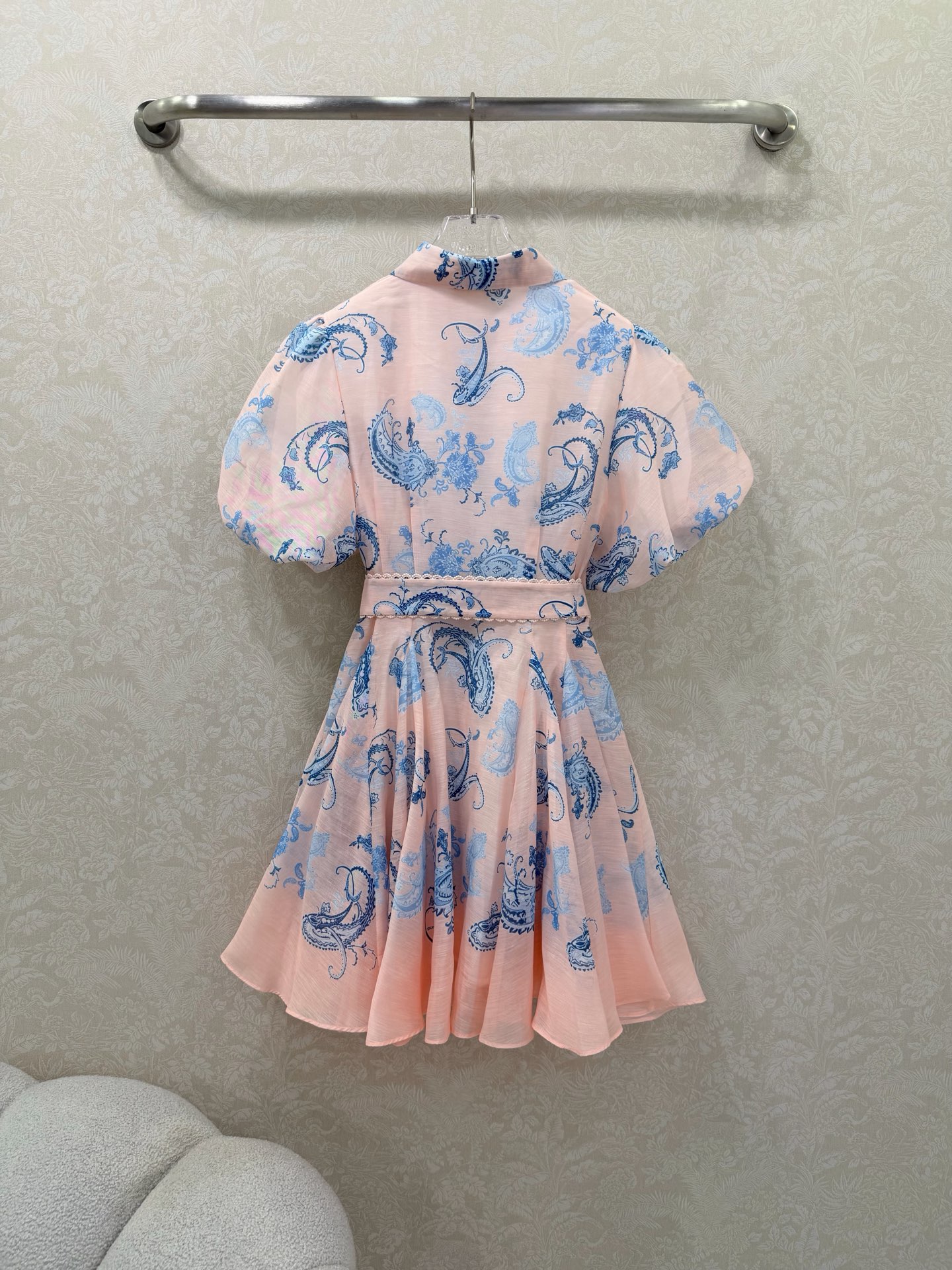 🔥🔥Zimmerman*兹/默曼26新款花苞短袖收腰连衣裙 👗选用亚麻面料制成，翻领单排扣设计 本布包扣