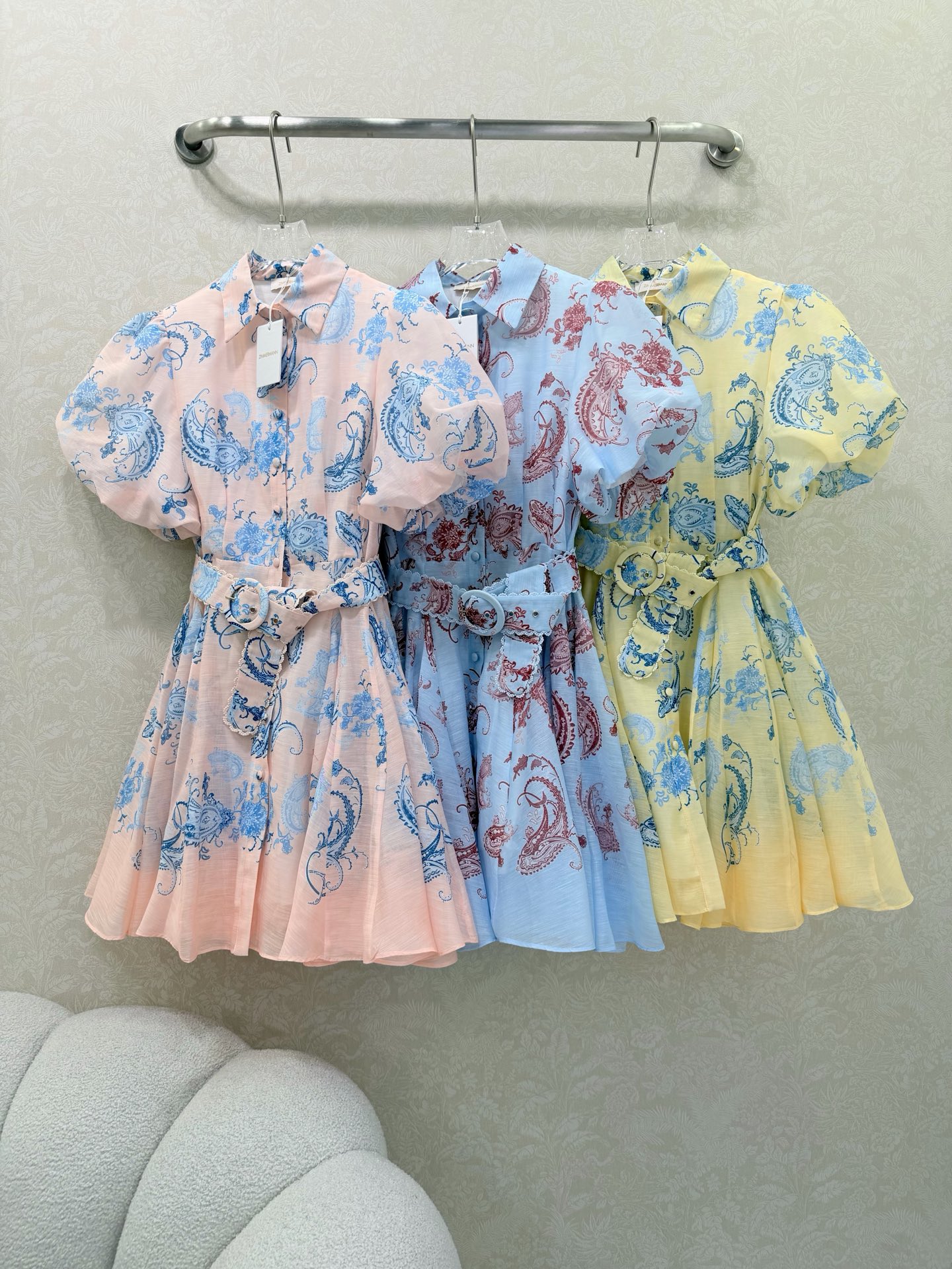 🔥🔥Zimmerman*兹/默曼26新款花苞短袖收腰连衣裙 👗选用亚麻面料制成，翻领单排扣设计 本布包扣
