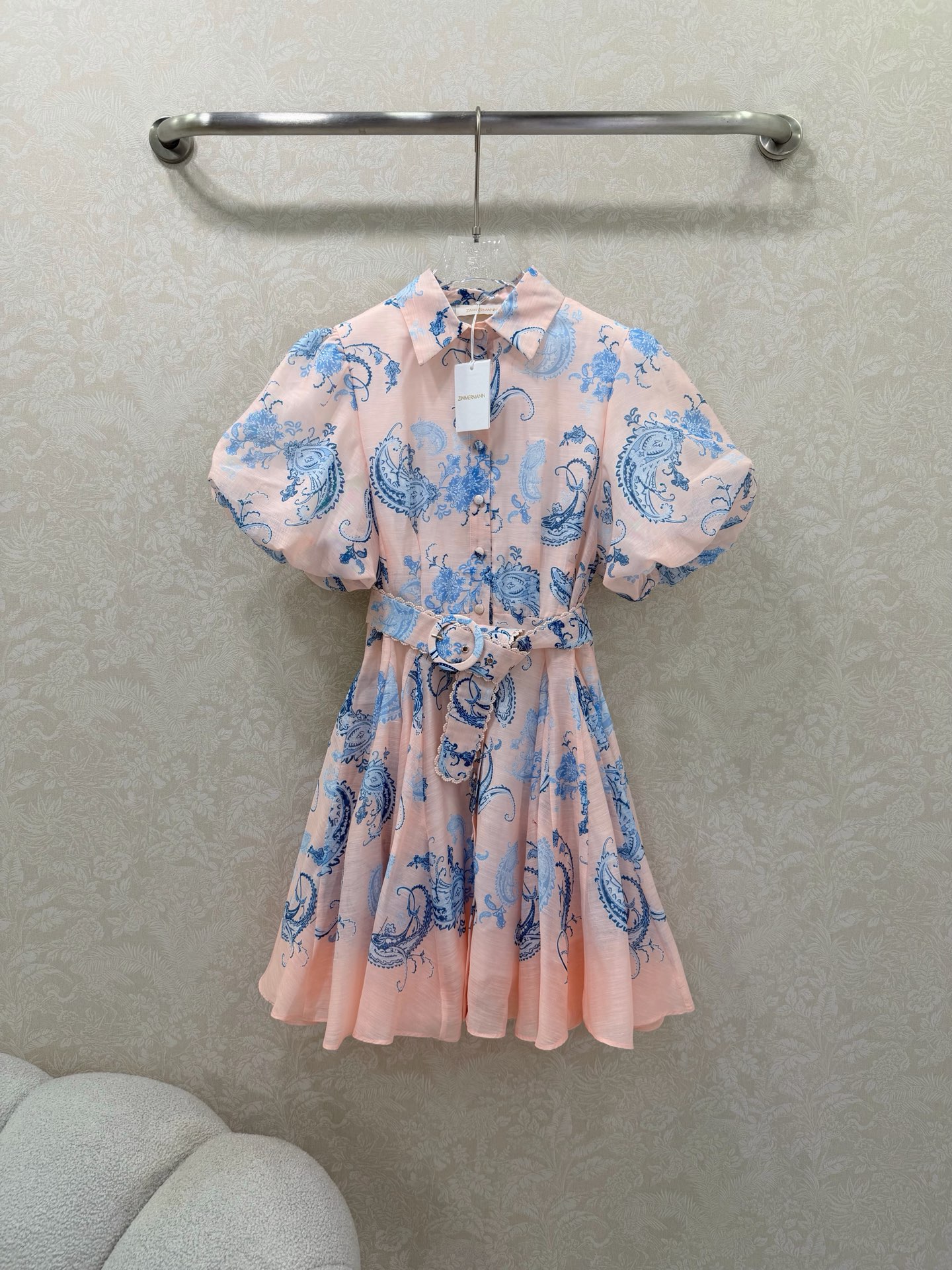 NO:660762,Zimmerman*/Zimmerman 26 new flower bud short-sleeved waist dress is made of linen fabric, single-breasted lapel design, original cloth buttons and princess puff sleeves. The whole piece features fire dragon flower print. The hem is oversized and loose with a wide skirt cut, showing a sense of vitality and fashion. 4 colors and 4 codes SMLXL B, Zimmerman-clothing, skirts, T-shirt,  19860909Zimmerman*兹/默曼26新款花苞短袖收腰连衣裙 选用亚麻面料制成,翻领单排扣设计 本布包扣和公主泡泡袖 整件特色火龙花印花 下摆超大摆宽松的阔裙摆剪裁,展现活力时尚感.4色4码SMLXL B,兹默曼-服装,skirts,T-shirt, ,Women's clothing