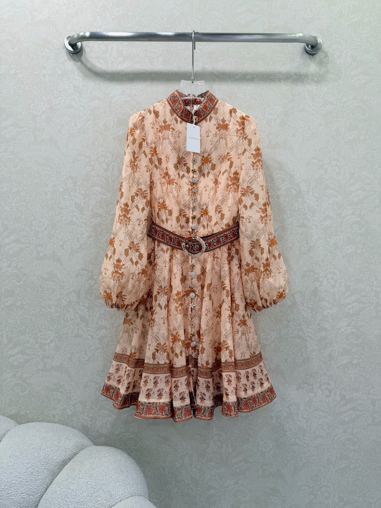 NO:660769,Zimmerman*/Zimmerman 26 new color stand-up collar short dress. Small stand-up collar and lantern sleeve design. Customized Duobao pattern hardware on the front. Super eye-catching and eye-catching. The cuffs are tightened into puff sleeves. Original fabric color belt is included. The skirt is oversized and the materials are full of sincerity. Super invincible fairy style. Heavy workmanship details, perfect replica of the counter style. Full of high-end, super correct version. It shows temperament in any casual wear.  3 colors and 4 codes SMLXLB, Zimmerman-clothing, skirts,  19860909Zimmerman*兹/默曼 26新出花色立领短款连衣裙 小立领和灯笼袖设计 前襟定制多宝花样五金 超吸睛让人眼前一亮 袖口收紧变成泡泡袖 配送本布色系腰带 裙身超大摆用料诚意满满 超无敌仙女款 重工细节,完美复刻专柜款 高级感满满,版型超正 随意一搭都显气质 3色4码SMLXLB,兹默曼-服装,skirts, ,Women's clothing