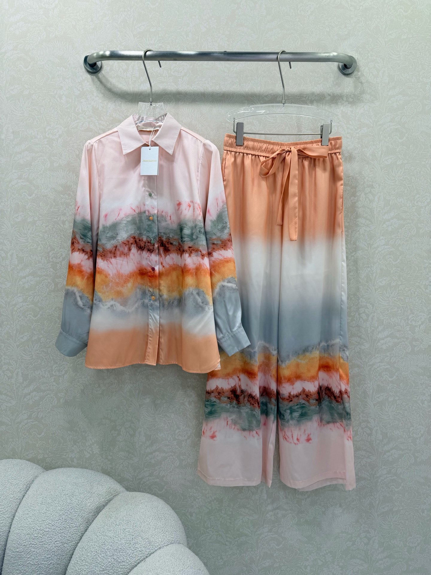 NO:660777,Zimmerman*/Zimmerman 26 new resort series. Lapel front-breasted bat-sleeve shirt and wide-leg trousers suit. Lapel positioning and smudged rainbow flowers. Made of custom fabrics. The upper body is designed with a custom hardware placket. Balinese resort tone print pattern, paired with loose wide-leg trousers. Super slim and shows a dynamic and fashionable sense. Monochrome 4-code SMLXLB, Zimmerman-clothing,  19860909Zimmerman*兹/默曼26新款度假系列 翻领前排扣蝙蝠袖衬衣阔腿长裤套装 翻领定位晕染彩虹花 选用定制面料制成,上身采用定制五金门襟设计 巴厘岛度假色调印花图案,搭配宽松的阔腿长裤 超级显瘦展现活力时尚感 单色4码SMLXLB,兹默曼-服装, ,Women's clothing