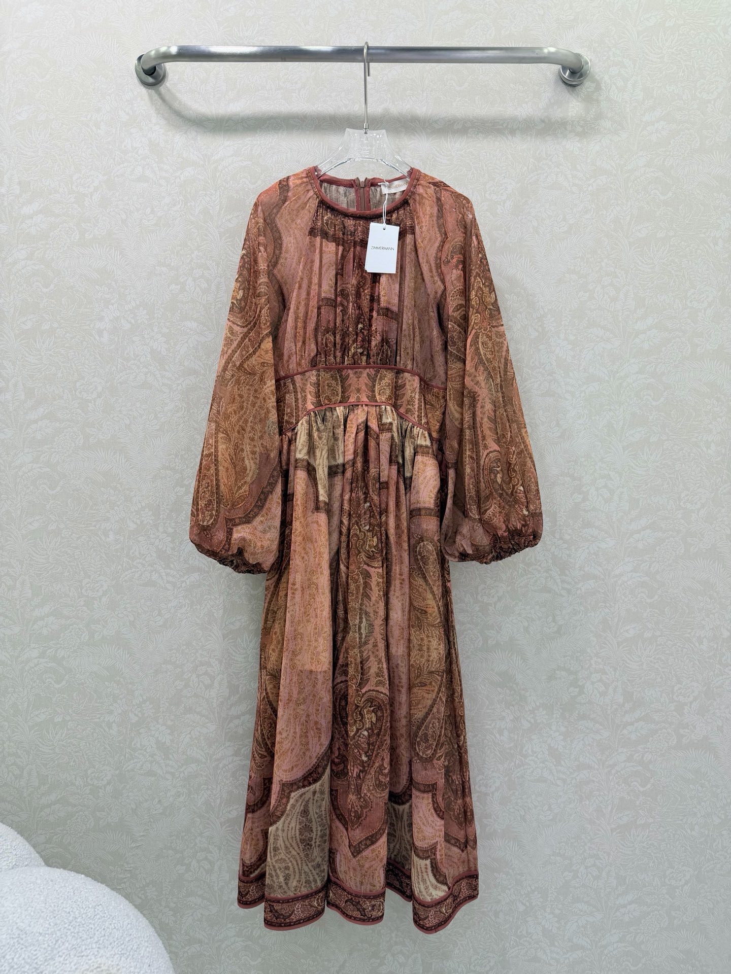 NO:660785,Zimmerman*/Zimmerman 26 new positioning floral pattern dress, full of retro and advanced color visual effect, very unique printed pattern, slits on both sides of the hem, lantern sleeve design, elastic elasticity in the back waist, inclusive and perfect, the whole piece invincible shows the fresh and elegant temperament. Monochrome size 4 SMLB, Zimmerman-clothing, skirts,  19860909Zimmerman*兹/默曼 26新款定位花卉图案连衣裙,复古高级的花色视觉效果拉满 非常别致的印花图案 下摆两侧开衩 灯笼袖设计 后腰部分松紧弹力 包容性绝绝子 整件无敌彰显了清新典雅气质. 单色4码SMLB,兹默曼-服装,skirts, ,Women's clothing