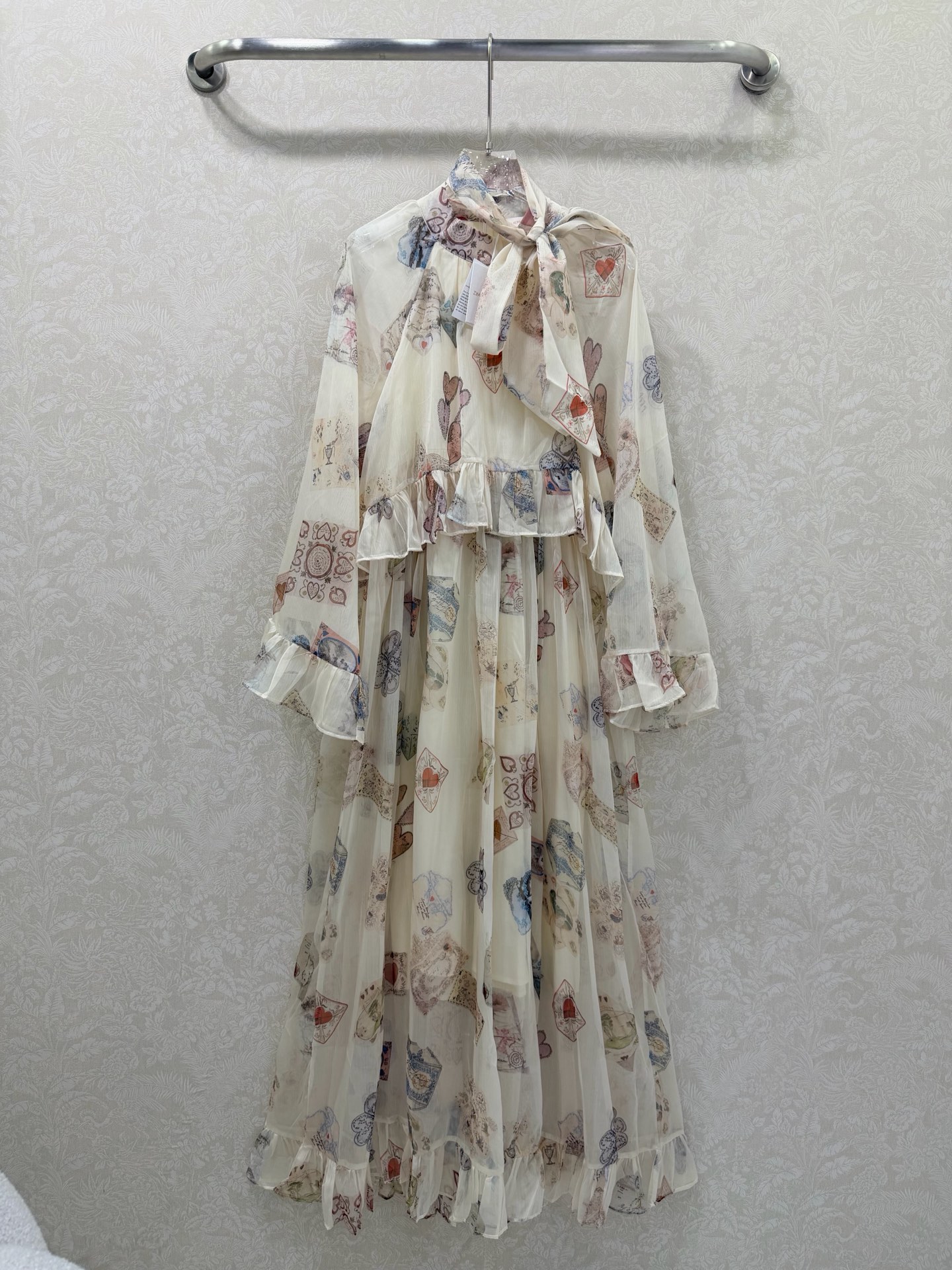 NO:660780,Zimmerman*Z/Merman 26 new fake two-piece shawl fungus ruffle dress with original cloth tie. New Australian designer brand 30D material. Baroque style print all over. The skirt is decorated with exquisite lace appliqués to create a layered puff sleeve design. The tulle skirt is full of fairy style. It has good breathability and highlights a fresh and elegant atmosphere. 1 color and 4 codes SMLXLB, Zimmerman-clothing, skirts, ties, shawls, alexander  wang19860909Zimmerman*兹/默曼 26新款假两件披肩木耳荷叶边连衣裙 搭配本布领带 新款澳洲设计师品牌30D料质地材质 满身巴洛克风格印花 裙身饰有精致的花边贴花打造层次感泡泡袖设计,薄纱的裙身仙女风拉满 透气性好、彰显了清新的雅致气息 1色4码SMLXLB,兹默曼-服装,skirts,ties,shawls, ,Women's clothing