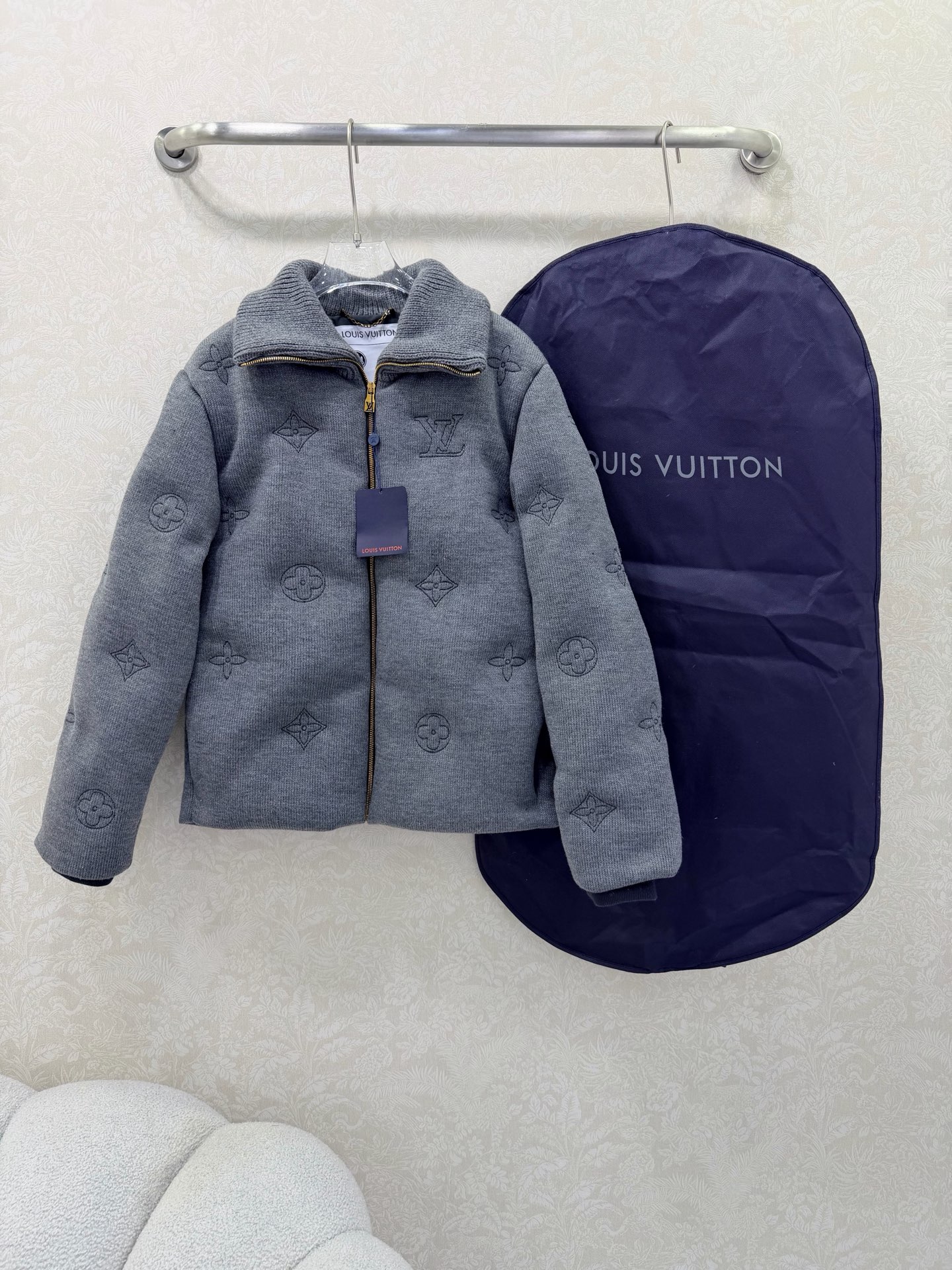 NO:660726,Louis Vuitto*26 new ELEGANT presbyopic knitted wool cotton coat comes with dust bag, high-end version!  Made of wool knitted fabric, the body is printed with a low-key dark pattern presbyopia logo. It adopts a stand-up collar zipper design with a waist cut, taking into account both warmth and silhouette. The main gray color shows a high-end texture, the loose version is suitable for men and women, and the padding brings a rich and warm effect. It is an iconic item that combines light luxury leisure and practical functions in autumn and winter. Available now in single color size 3 SMLB, Louis Vuitton-clothing, louis vuitton, louis  vuitton,jackets & coats, 19860909Louis Vuitto*26新款 ELEGANT老花针织羊毛棉衣外套 配送防尘袋 高版出品！甄选羊毛针织面料打造,衣身满印低调的暗纹老花标识,采用立领拉链设计搭配束腰剪裁,兼顾保暖性与廓形感.灰调主色尽显高级质感,宽松版型适配男女穿搭,填充带来丰盈保暖效果,是秋冬轻奢休闲与实用机能结合的标志性单品.现货发售单色3码SMLB,路易威登-服装,louis vuitton,louis vuitton,jackets & coats, ,Women's clothing