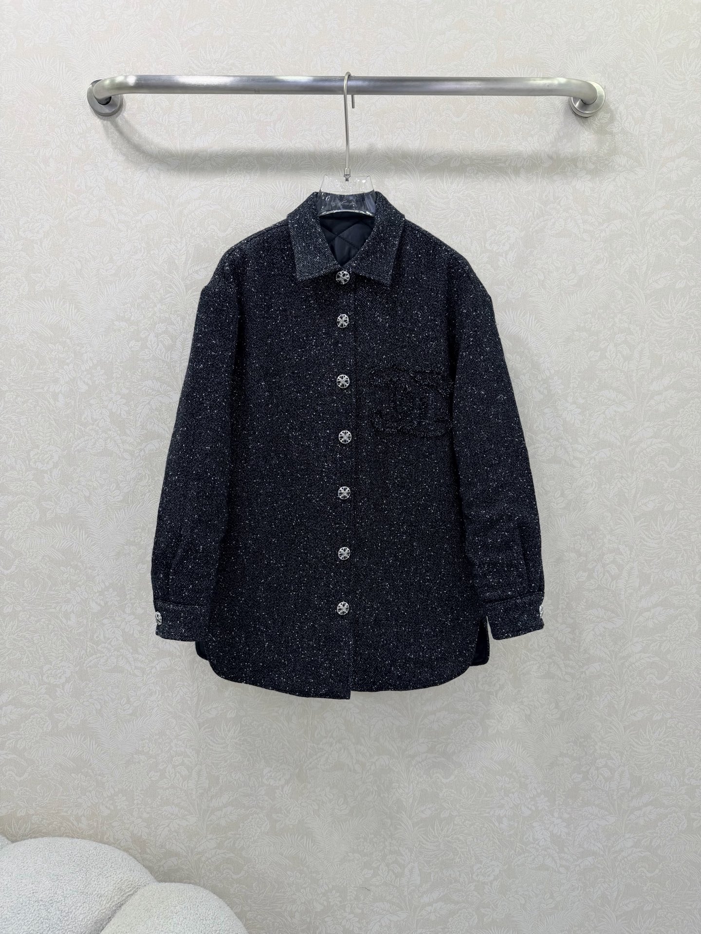 NO:660746,chan*l 25 new lapel quilted shirt style double pocket duffle jacket. This year's super popular outfit. Double C decoration on both sides of the pockets. The old money style has a clear texture and high quality. The tweed fabric creates a model of small fragrance. The loose fit and cotton lining are more inclusive.  Elegant but not boring, luxurious and charming. It shows the style of a high-end celebrity. Slim-fitting tailoring, body modification, elegant temperament, the first choice for autumn and winter seasons. There are also skirts in the same series that can be matched with suits. Monochrome size 3 SMLB, Chanel-clothing, chanel, chanel, skirts, jackets & coats,  19860909chan*l 25新款翻领夹棉衬衣款双口袋粗呢外套 今年超火爆的穿搭 口袋两侧双c装饰 老钱风既视感定肌理明显,质感上乘,粗花毛呢面料塑造小香风典范,宽松版型内里夹棉包容性更强 雅致而无沉闷感,奢华迷人.尽显高级名媛风格.修身剪裁,修饰身形,气质优雅,秋冬换季穿搭首选.还有同系列半裙可搭配套装 单色3码SMLB,香奈儿-服装,chanel,chanel,skirts,jackets & coats, ,Women's clothing