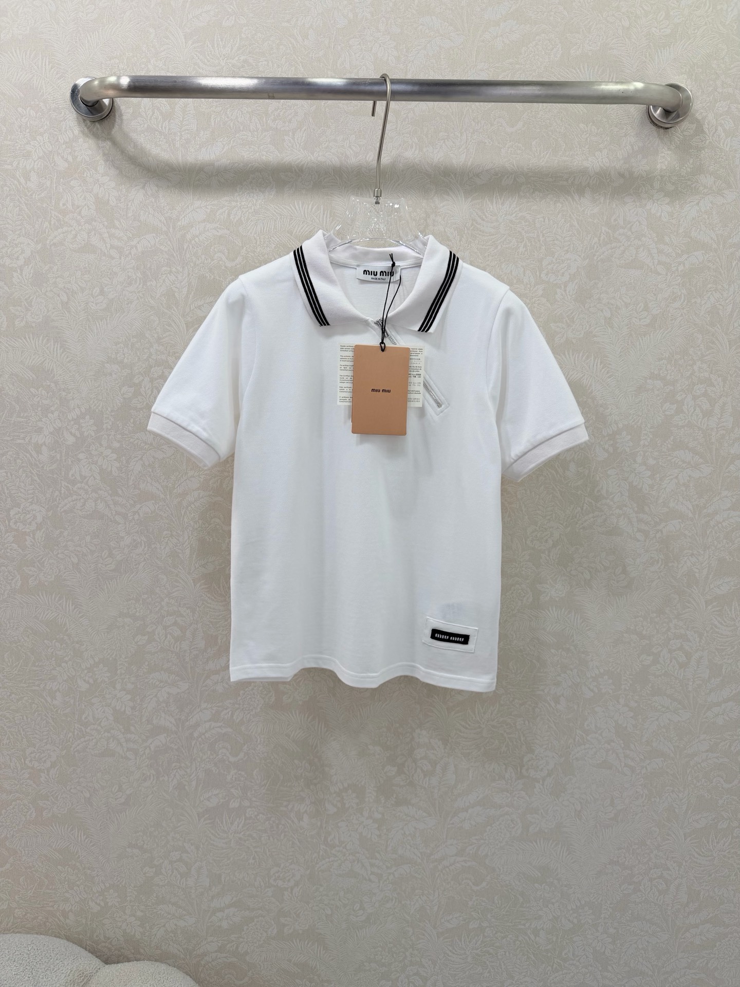 NO:660739,miumi*26 early spring new polo short-sleeved T-shirt for girls. Diagonal zipper letter polo shirt, I love the fashionable style of intellectuals!  Classic style and fashionable must-have item to unlock all outfits!  The custom color matching rib collar is fashionable and advanced!  Strongly recommend the reserved single color 3 size SMLB, Miu Miu-clothing, miumiu, T-shirt, tees, t-shirt,  19860909miumi*26早春新款polo短袖T恤 少女穿搭 斜开拉拉链字母polo衫,超爱知识分子时髦风！经典版型时髦精必备单品解锁所有穿搭！定制配色罗纹领时髦又高级！强烈推荐自留款单色3码SMLB,缪缪-服装,miumiu,T-shirt,tees，t-shirt, ,Women's clothing