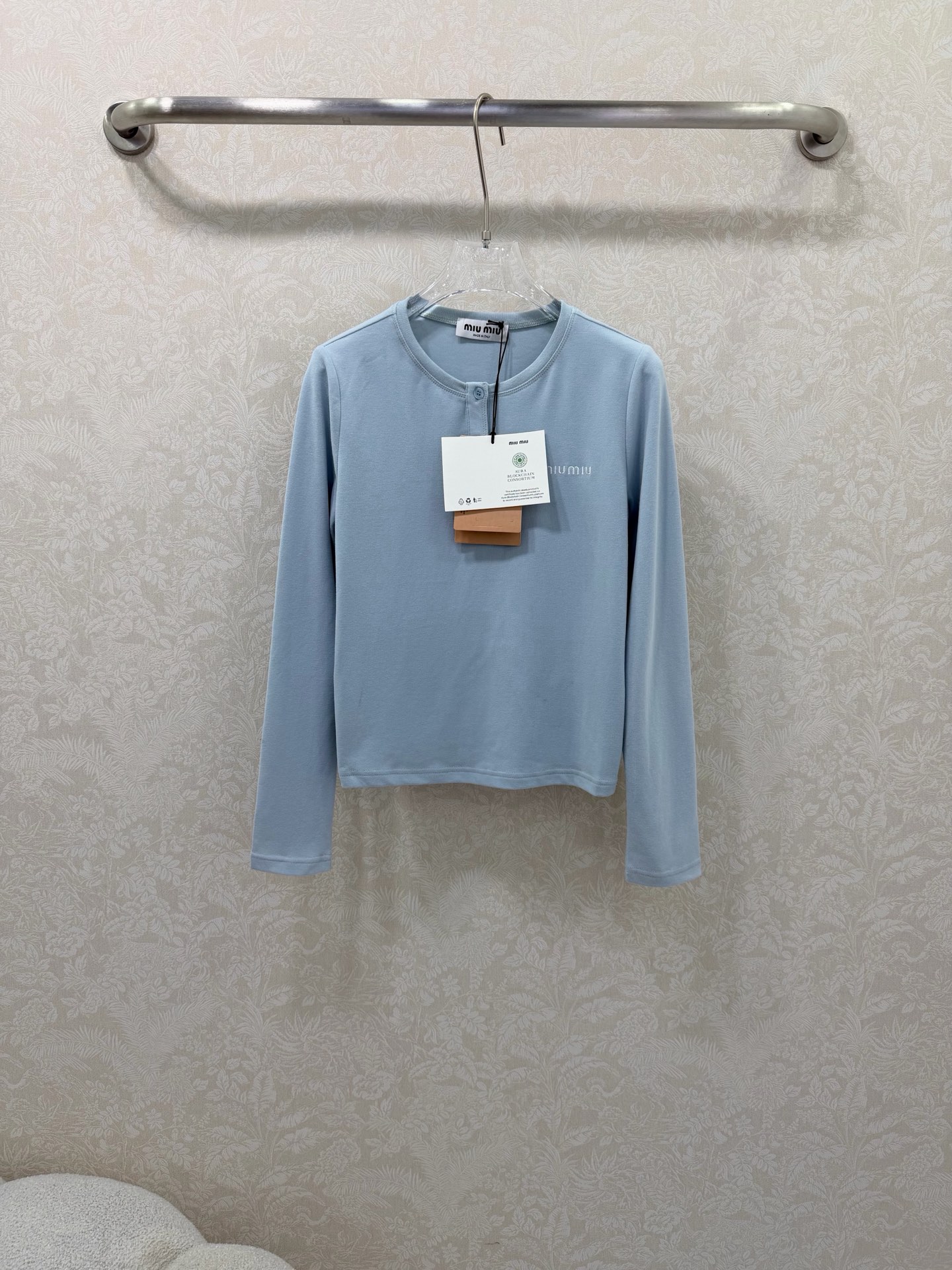 NO:660744,miumi*26 early spring new pure cotton long-sleeved T-shirt with button decoration is produced in high version!  It’s a sweet girl’s gentle shirt!  The haze blue has a cool and high-end feel, the delicate cotton material is soft and skin-friendly, the button decoration on the neckline is simple yet design-friendly, and the small logo embroidery hides exquisite details. The slim fit fits the body shape, and the plaid skirt is a classic miu girl. It can be worn with a casual skirt to look lazy and casual. Monochrome size 3 SMLB, Miu Miu-clothing, miumiu, skirts, tees, t-shirt,  19860909miumi*26早春新款纯棉长袖T恤 纽扣装饰高版出品！是甜妹的温柔战袍！雾霾蓝调自带清冷高级感,细腻的棉料软糯亲肤,领口的纽扣装饰简约又不失设计感,小logo刺绣暗藏精致细节.修身剪裁贴合身形,搭配格纹半裙是经典miu系少女,配休闲半裙又能穿出慵懒随性 单色3码SMLB,缪缪-服装,miumiu,skirts,tees，t-shirt, ,Women's clothing