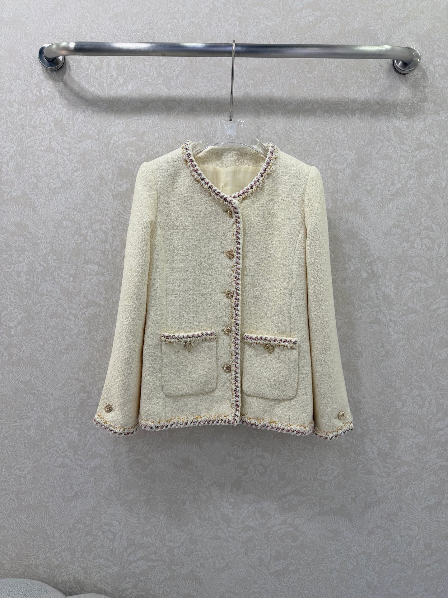 NO:660732,Chane* 26C high-end handmade series new top-grade version produced!  100% silk-lined version. Pay attention to details to distinguish versions. Beige tweed fabric is blended with the brand's classic handcrafts. The round neck single-breasted design is matched with double pocket details. The delicate tweed texture shows the luxurious texture. It is a collection-level early spring style item. Single color 3 size 36.38.40B, Chanel - Clothing, chanel, chanel, real silk,  19860909Chane* 26C高级手工坊系列新款 顶级高版出品！百分百真丝内衬版本 注意细节区分版本 米黄色花呢面料糅合品牌经典手工工艺,圆领单排扣设计搭配双口袋细节,细腻的花呢肌理尽显奢雅质感,是典藏级的早春造型单品.单色3码 36.38.40B,香奈儿-服装,chanel,chanel,real silk, ,Women's clothing