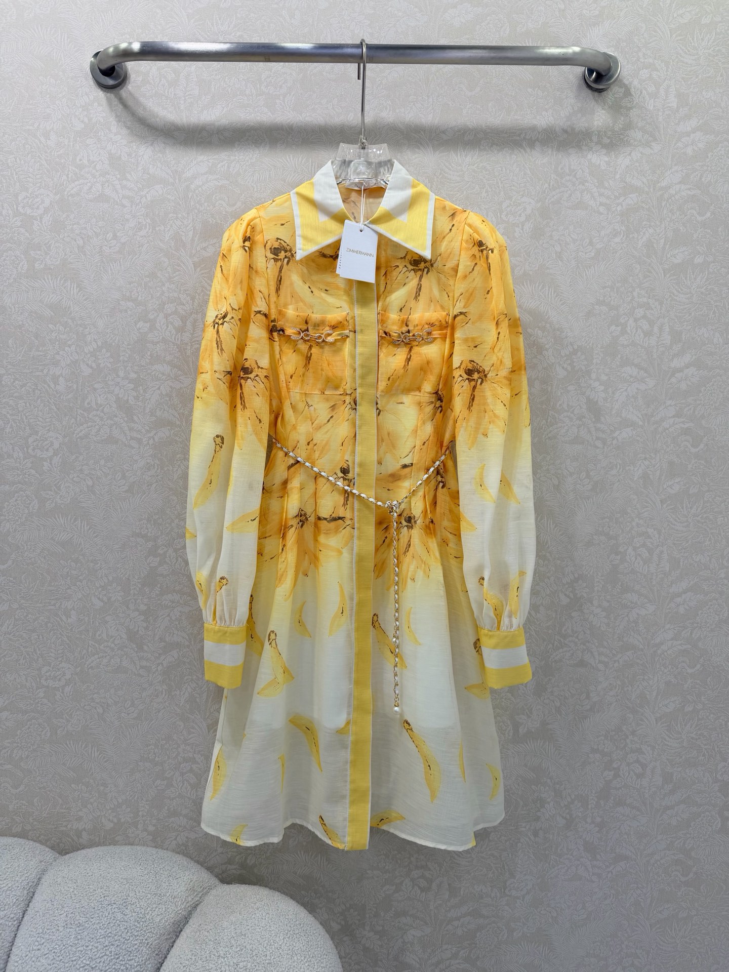 NO:661662,Zimmerman* 26 new positioning flower lapel long-sleeved dress. Chest pocket diamond decoration. Lantern sleeve design. Single row of custom hardware button design on the front. The cuffs are tightened to become puff sleeves. Comes with exquisite pearl pendant. Chain waist chain. Waist-cinching skirt. Extra large hem. Full of sincerity. Brand letter printing is super invincible fairy style. Heavy work details, perfect replica of the counter style. Full of high-end feeling. Super correct fit. It shows your temperament in any casual wear.  3 colors and 4 codes SMLXL, Zimmerman-clothing, skirts,  19860909Zimmerman*兹/默曼 26新款定位花翻领长袖连衣裙 胸前口袋钻饰装饰 灯笼袖设计前襟单排定制五金扣设计 袖口收紧变成泡泡袖 配送精美珍珠吊坠链条腰链腰身收腰裙身超大摆用料诚意满满 品牌字母印花超无敌仙女款 重工细节,完美复刻专柜款 高级感满满,版型超正 随意一搭都显气质 3色4码SMLXL,兹默曼-服装,skirts, ,Women's clothing