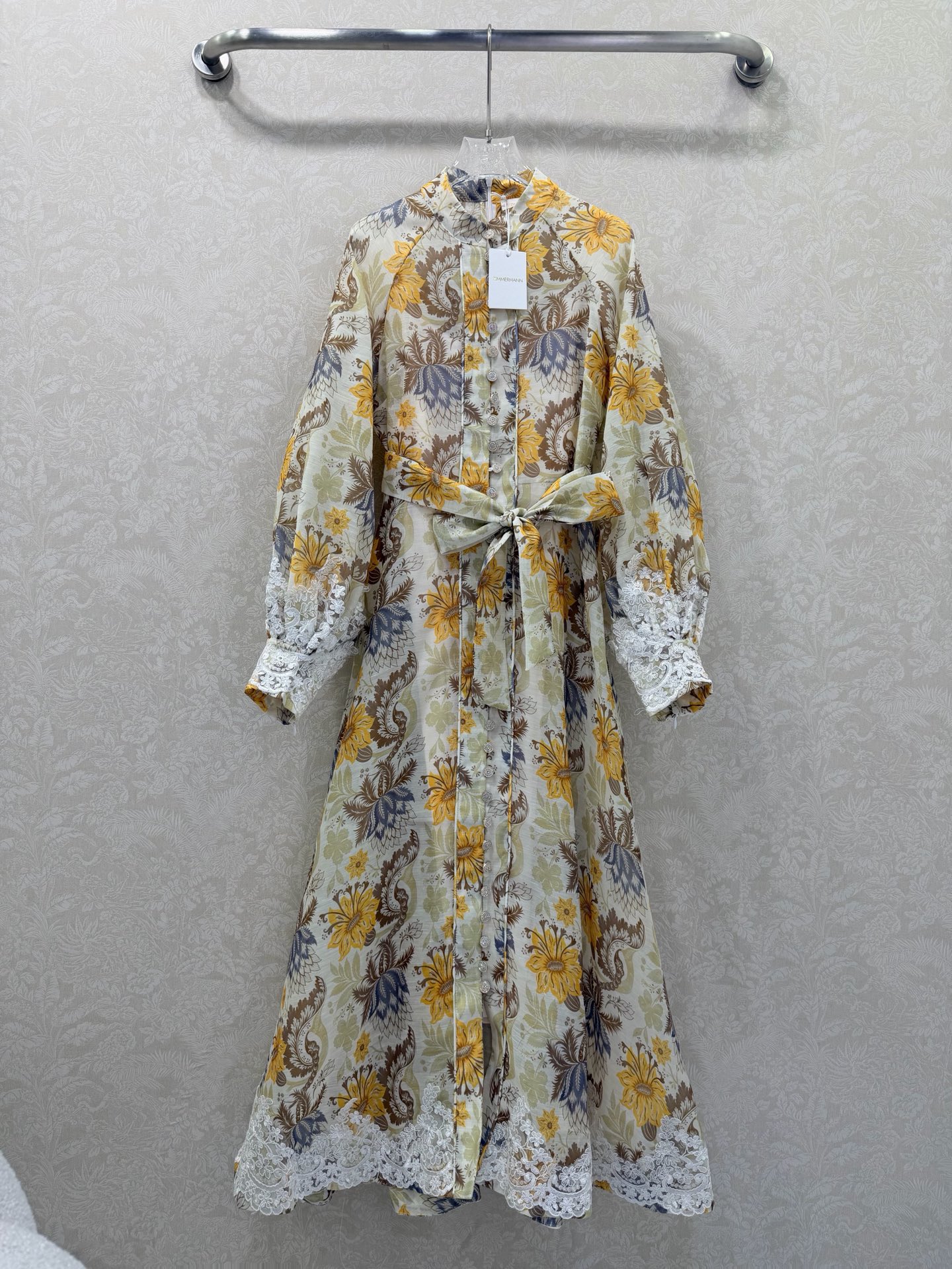 NO:661656,Zimmerman*/Merman 26 new early spring new model with stand-up collar and single row of multi-buttons. Long skirt with white Lurex trim at the cuff hem. The cuff zipper tightens into puff sleeves. The fabric belt has a waist-cinching skirt and an oversized hem. The material is full of sincerity. The whole body is embellished with hollow trim details, highlighting the fresh and elegant temperament. 3 colors and 4 sizes SMLXL, Zimmerman-clothing, skirts,  19860909Zimmerman*兹/默曼 26早春新款立领单排多宝扣 袖口下摆白色卢勒克斯饰边长裙 袖口拉链收紧变成泡泡袖 本布腰带腰身收腰裙身超大摆用料诚意满满 整体点缀了镂空饰边细节,彰显了清新的典雅气质 3色4码SMLXL,兹默曼-服装,skirts, ,Women's clothing