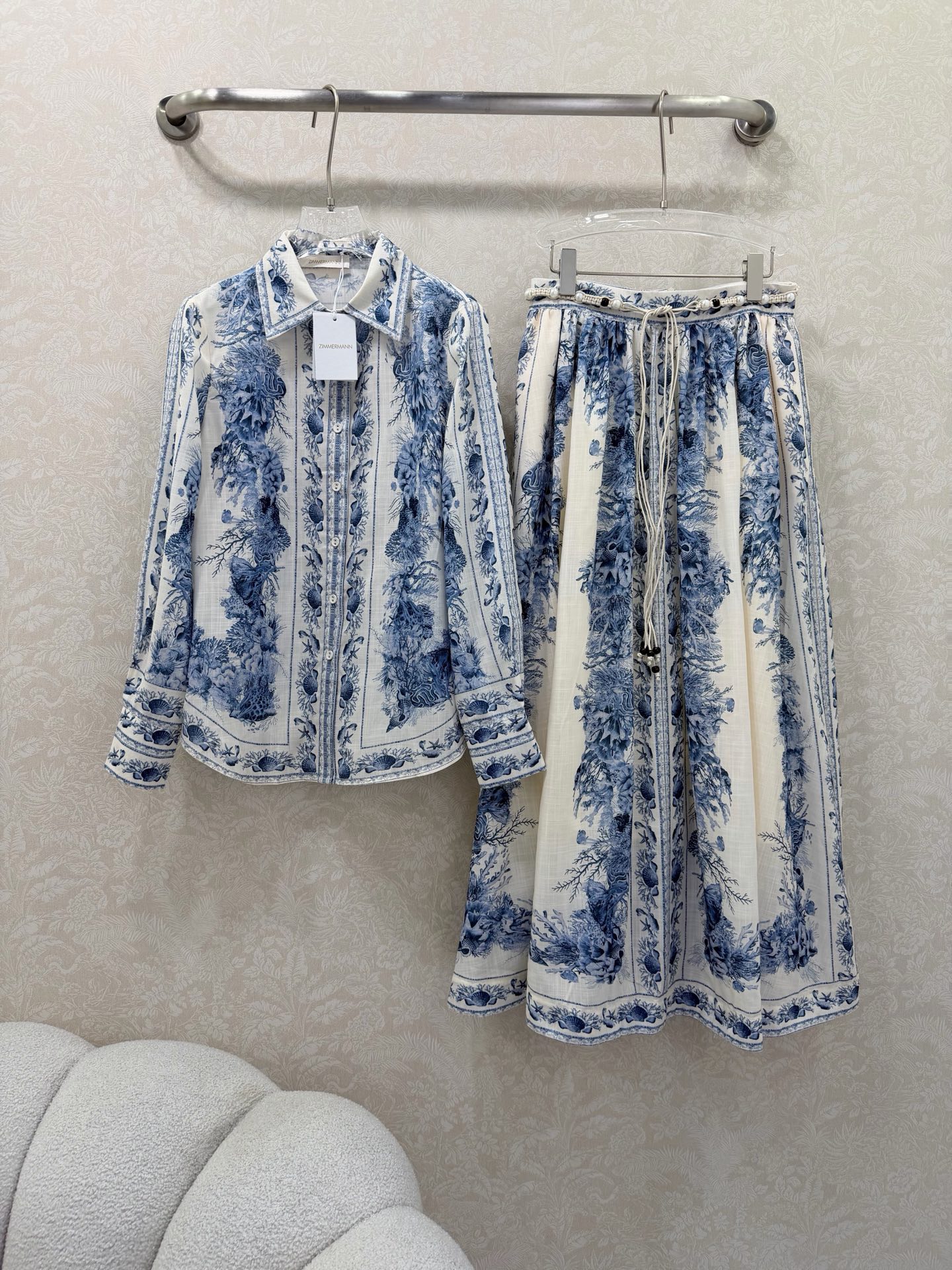 NO:661646,Top details Zimmerman*/Merman 26 new pure cotton suit skirt Lapel front-breasted top and skirt Blue and white porcelain ink positioning flower print Made of customized pure cotton fabric, the upper body is designed with a button placket It is paired with a floral pattern decorated with ink positioning, and the skirt is customized with pearl waist. It is paired with a loose wide skirt cut to show a dynamic and fashionable sense. Monochrome size 4 SMLXL, women's clothing, skirts,  19860909上衣细节Zimmerman*兹/默曼26新款纯棉套装裙 翻领前排扣上衣半裙 青花瓷水墨定位花印花 选用定制纯棉面料制成,上身采用纽扣门襟设计 搭配饰有水墨定位的花卉图案,半裙定制珍珠腰间 搭配宽松的阔裙摆剪裁,展现活力时尚感 单色4码SMLXL,女装,skirts, ,Women's clothing