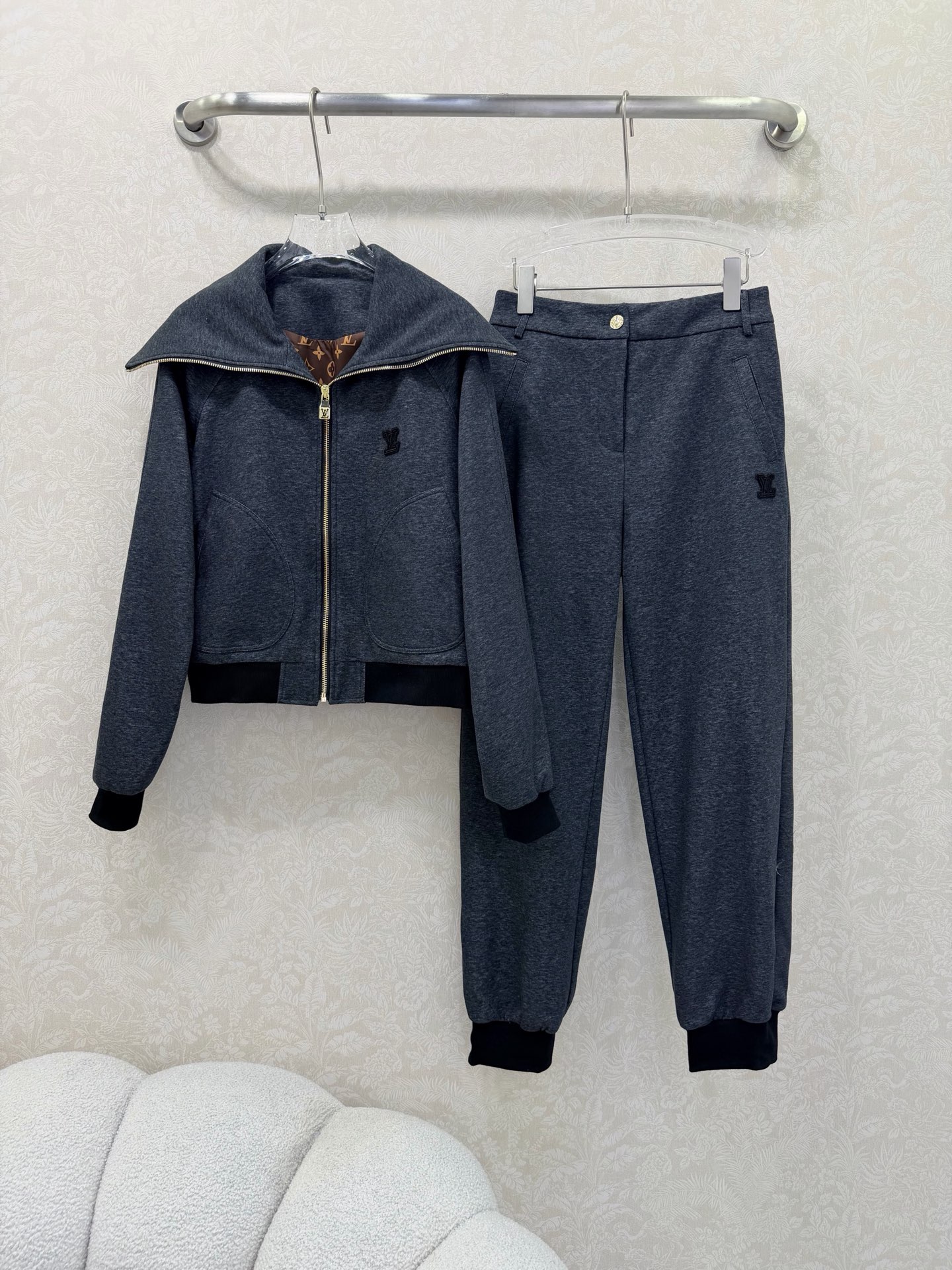 NO:661674,Louis Vuitt*n26 new shawl suit, a combination of lapel shawl zipper jacket and leggings trousers, custom zipper puller, presbyopia print on the inside, casual retro and fashionable, simple contrasting lines and silhouette, very sporty, a must-have for lazy people, get a sweet and rebellious girly feel in seconds, whether it is daily leisure or commuting, special yarn custom-made high-elastic air cotton fabric, small straight pants directly bring out the casual sports atmosphere, high version, look for quality, the whole set is sold  2 colors 3 codes SML,Louis Vuitton-clothing,louis vuitton,louis vuitton,jackets & coats,shawls, 19860909Louis Vuitt*n26新款披肩套装 翻领披肩拉链外套束脚长裤的组合 定制拉链头 内里老花印花 休闲复古又时髦 简约的撞色线条轮廓很有运动感 懒人必备 起来秒get甜酷叛逆的少女感 不管是日常休闲还是通勤都能兼具 特殊纱线定制高弹空气棉面料 裤子小直筒直接把休闲运动氛围拉满高版本认准品质 整套出售 2色3码SML,路易威登-服装,louis vuitton,louis vuitton,jackets & coats,shawls, ,Women's clothing