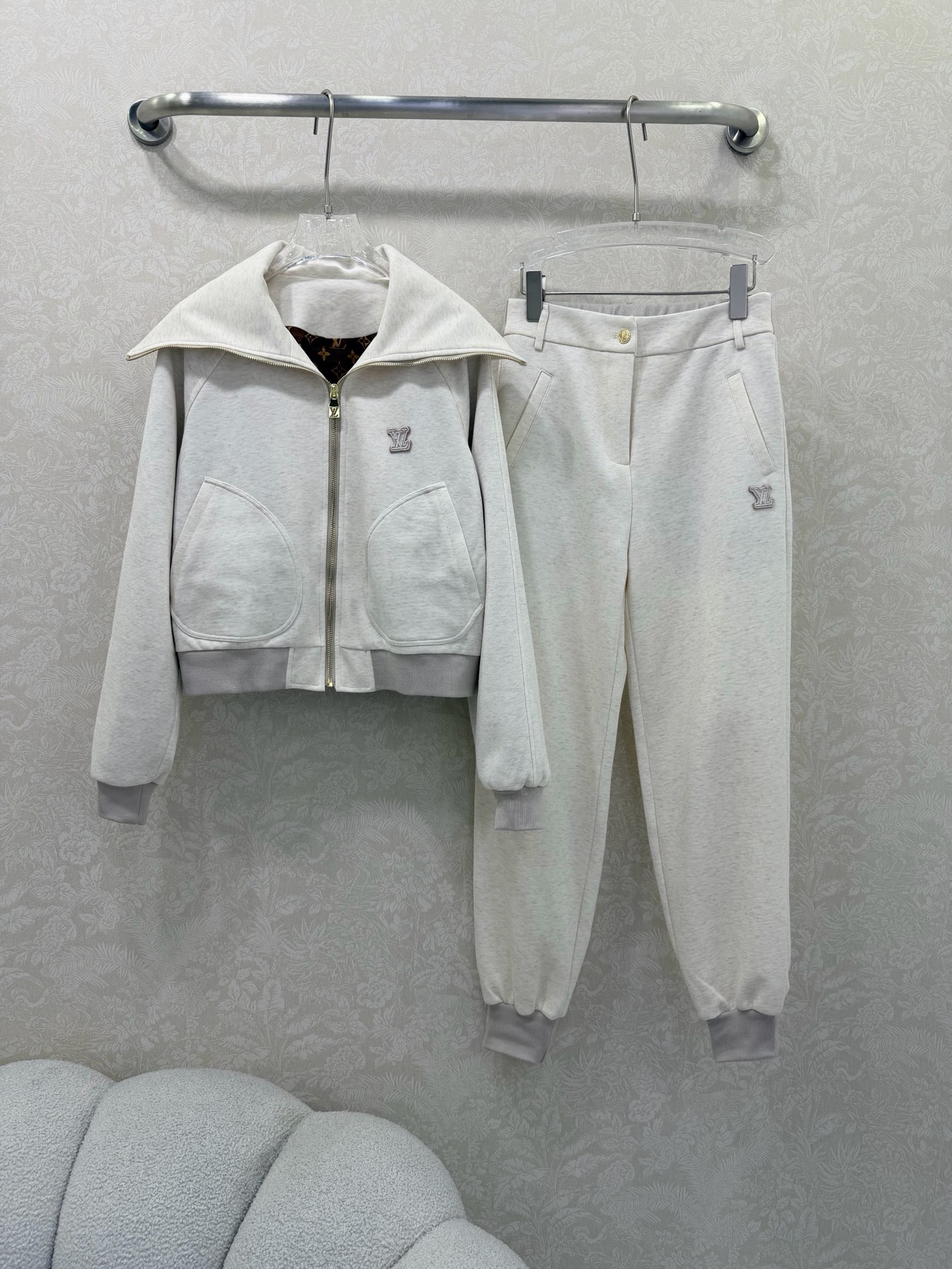 NO:661631,Louis Vuitt*n26 new shawl suit, a combination of lapel shawl zipper jacket and leggings trousers, custom zipper puller, presbyopia print on the inside, casual retro and fashionable, simple contrasting lines and silhouette, very sporty, a must-have for lazy people, get a sweet and rebellious girly feel in seconds, whether it is daily leisure or commuting, special yarn custom-made high-elastic air cotton fabric, small straight pants directly bring out the casual sports atmosphere, high version, look for quality, the whole set is sold  2 colors 3 codes SML,Louis Vuitton-clothing,louis vuitton,louis vuitton,jackets & coats,shawls, 19860909Louis Vuitt*n26新款披肩套装 翻领披肩拉链外套束脚长裤的组合 定制拉链头 内里老花印花 休闲复古又时髦 简约的撞色线条轮廓很有运动感 懒人必备 起来秒get甜酷叛逆的少女感 不管是日常休闲还是通勤都能兼具 特殊纱线定制高弹空气棉面料 裤子小直筒直接把休闲运动氛围拉满高版本认准品质 整套出售 2色3码SML,路易威登-服装,louis vuitton,louis vuitton,jackets & coats,shawls, ,Women's clothing