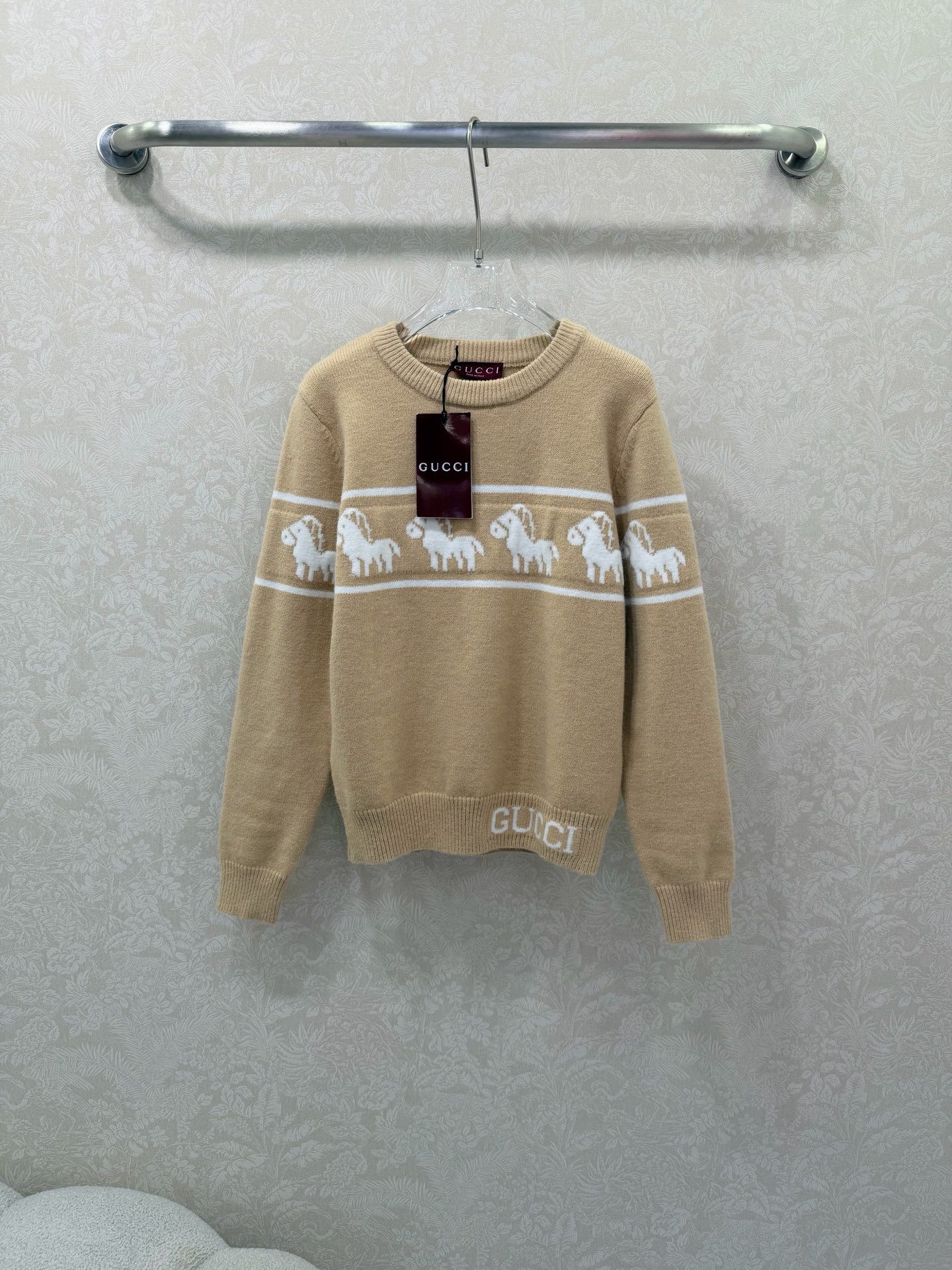 NO:676650,Gucc* 26 latest series!  Long-sleeved knitted sweater limited to the Year of the Horse!  Customized wool knitted material, soft and comfortable, with high texture. The collar, cuffs and hem are all processed with elastic thread hemming details. The horse pattern on the chest bar matches the iconic letter logo on the hem to highlight the brand tone. Development of surface accessories. Round neck pullover knitted sweater tailoring. Suitable for holiday wear and full of atmosphere. Fashionable and versatile for daily use. 2 colors and 3 sizes SML, Gucci-clothing, gucci, gucci, sweaters,19860909Gucc* 26最新系列！马年限定长袖针织毛衣！定制羊毛针织材质 柔软舒适 质感上乘 领边袖口与衣摆都沿用弹力螺纹包边细节处理 胸前横杆骏马图案配合衣摆标志性字母徽标 彰显品牌调性 面辅料开发 圆领套头针织毛衣剪裁 适配节假日穿搭氛围感十足 时髦日常百搭 2色3码SML,古驰-服装,gucci,gucci,sweaters,,Women's clothing