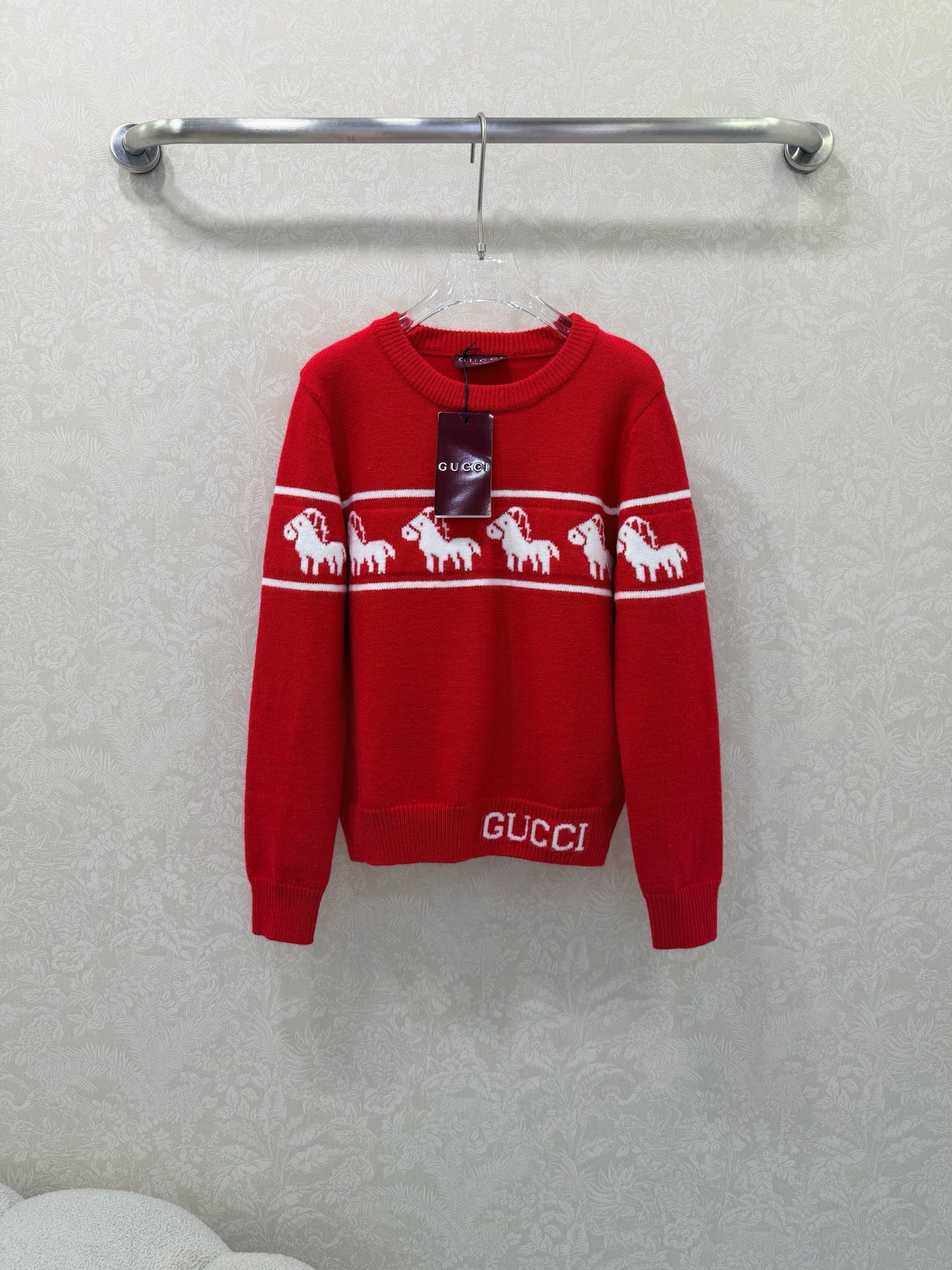 NO:676645,Gucc* 26 latest series!  Long-sleeved knitted sweater limited to the Year of the Horse!  Customized wool knitted material, soft and comfortable, with high texture. The collar, cuffs and hem are all processed with elastic thread hemming details. The horse pattern on the chest bar matches the iconic letter logo on the hem to highlight the brand tone. Development of surface accessories. Round neck pullover knitted sweater tailoring. Suitable for holiday wear and full of atmosphere. Fashionable and versatile for daily use. 2 colors and 3 sizes SML, Gucci-clothing, gucci, gucci, sweaters,19860909Gucc* 26最新系列！马年限定长袖针织毛衣！定制羊毛针织材质 柔软舒适 质感上乘 领边袖口与衣摆都沿用弹力螺纹包边细节处理 胸前横杆骏马图案配合衣摆标志性字母徽标 彰显品牌调性 面辅料开发 圆领套头针织毛衣剪裁 适配节假日穿搭氛围感十足 时髦日常百搭 2色3码SML,古驰-服装,gucci,gucci,sweaters,,Women's clothing