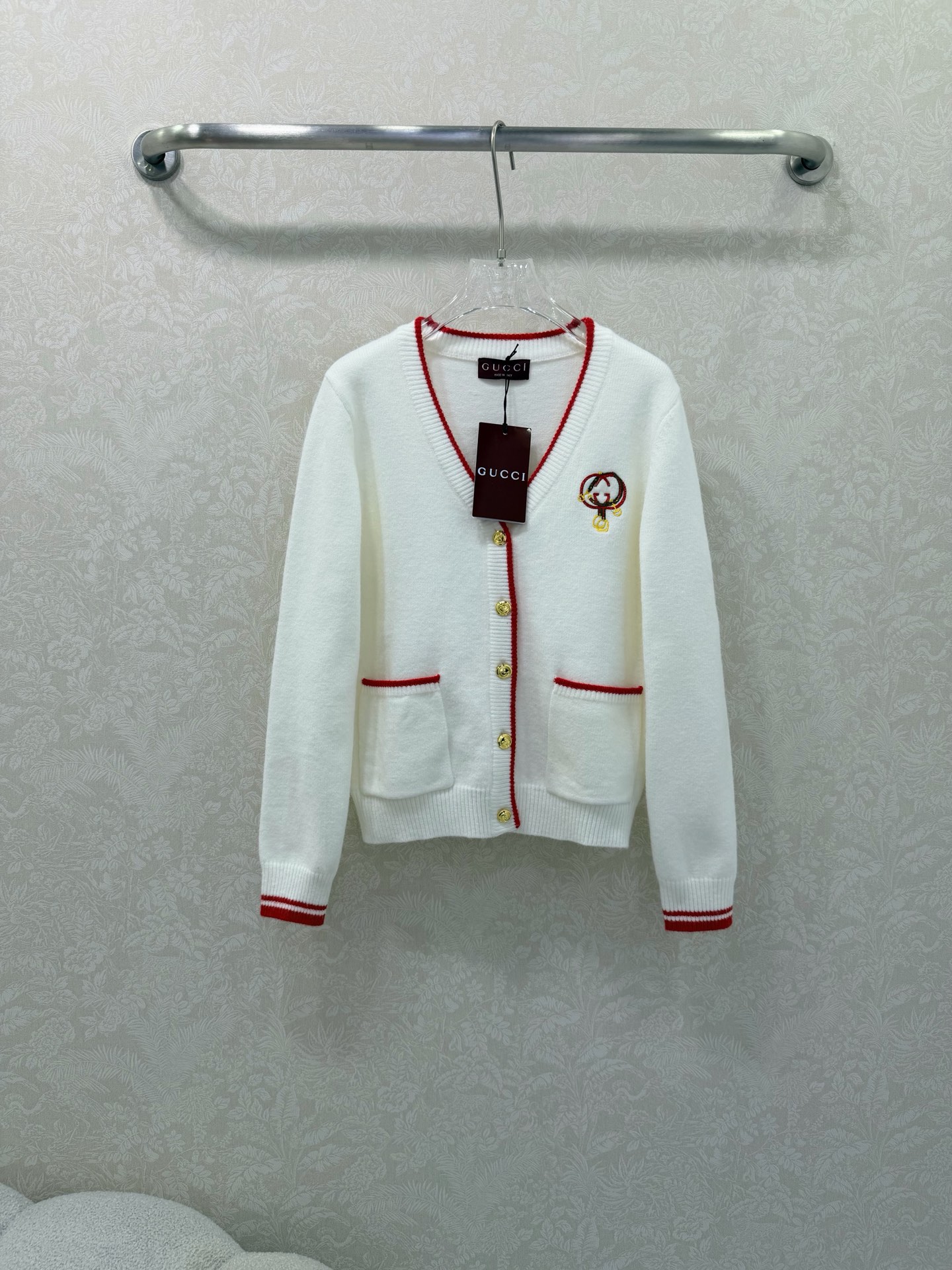 NO:676656,Gucc* 26 latest series!  Long-sleeved knitted V-neck knitted cardigan limited to the Year of the Horse. Customized wool knitted material. Soft and comfortable. High-quality texture. The collar, cuffs and hem are all processed with elastic thread binding details. The pattern on the chest matches the iconic letter logo on the hem to highlight the brand tone. The development of surface accessories is suitable for holiday wear and has a full atmosphere. Fashionable and versatile for daily use. 2 colors and 3 codes SML, Gucci-clothing, gucci, gucci,19860909Gucc* 26最新系列！马年限定长袖针织V领针织开衫 定制羊毛针织材质 柔软舒适 质感上乘 领边袖口与衣摆都沿用弹力螺纹包边细节处理 胸前图案配合衣摆标志性字母徽标 彰显品牌调性 面辅料开发 适配节假日穿搭氛围感十足 时髦日常百搭 2色3码SML,古驰-服装,gucci,gucci,,Women's clothing