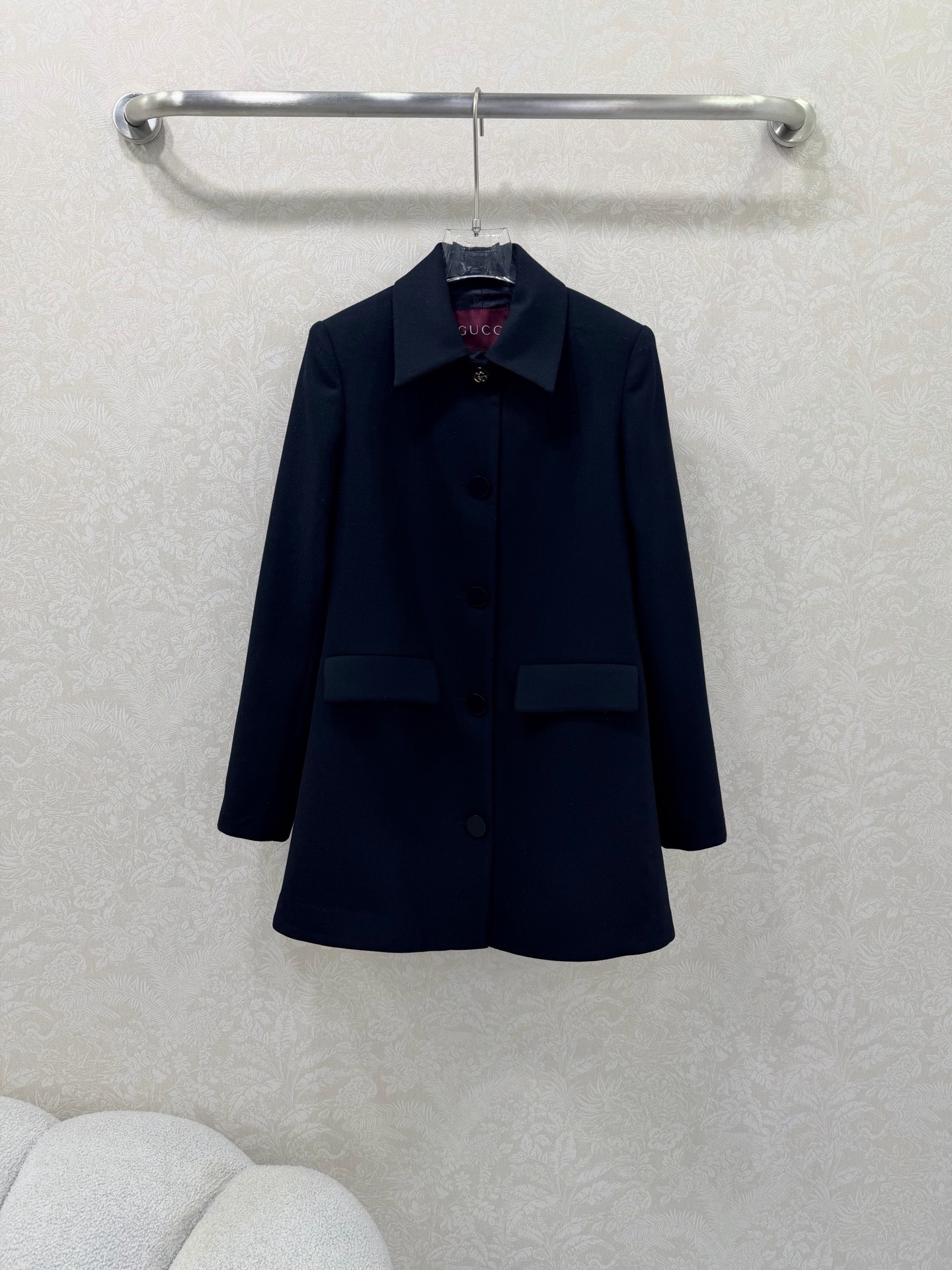 NO:676638,Gucc*26 new style shoulder lapel mid-length coat  Made of 100% wool, with excellent texture and quality, mid-length lapel woolen coat, timeless and simple style, decorated with double G letter buttons on the front of the collar, and double G letter jacquard lining, the atmosphere is fashionable and high-end, flap symmetrical pocket decoration, rich layers, calm and versatile, adaptable style is not limited, the hem is curved, modified and inclusive of the body shape, high-end and relaxed, full of autumn and winter aura. Customized surface accessories Look for the version High version  Black monochrome size 3 SML, Gucci-clothing, gucci, gucci,19860909Gucc*26新款正肩翻领中长款大衣 百分百羊毛材质,质感品相绝佳,中长款翻领毛呢大衣,经久不衰的简约版型,领前饰以双G字母襟扣点亮,配合双G字母提花内衬,氛围时髦而高级,翻盖对称口袋装点,丰富层次,沉稳百搭,适配风格毫不受限,下摆弧度处理,修饰包容身形,高级松弛,秋冬气场十足.定制面辅料 认准版本 高版本 黑色单色3码SML,古驰-服装,gucci,gucci,,Women's clothing