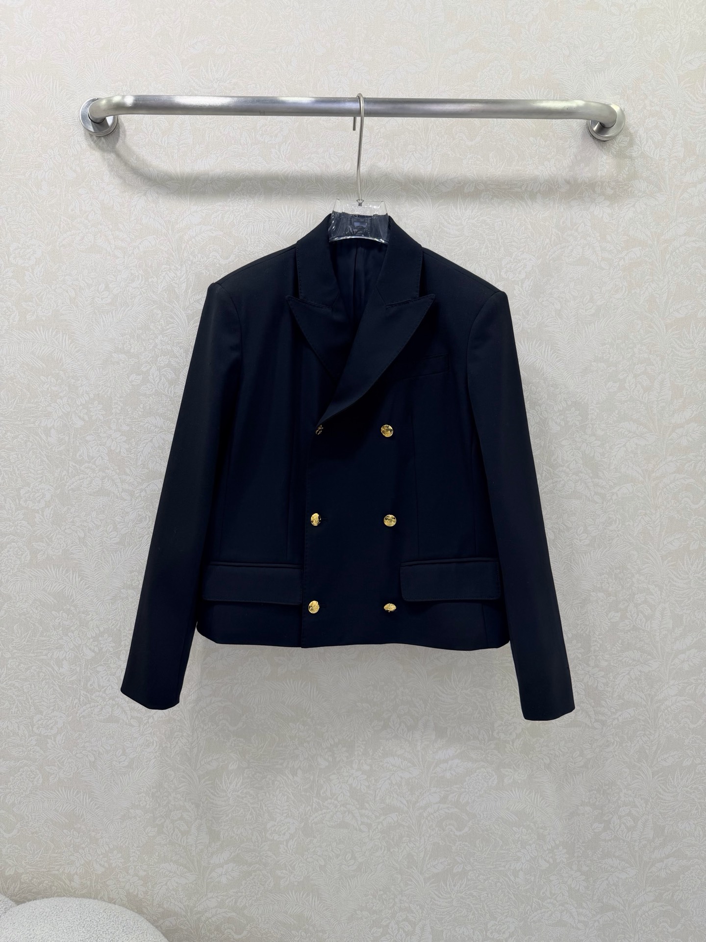 NO:676632,Celin*26 new front shoulder lapel double-breasted jacket. Imported 100% fine imitation wool material, excellent texture and quality, lapel jacket tailoring, timeless simple version, decorated with double rows of golden Arc de Triomphe buckles, highlighting the brand style, simple and advanced, inner hidden placket pockets, straight H version, modified and inclusive of the figure, looking slim, stylish and high-end. Customized surface accessories Look for the correct version High version Black  SML, Celine-clothing,celine,celine,jackets & coats,19860909Celin*26新款正肩翻领双排扣外套 进口百分百精仿羊毛材质,质感品相绝佳,翻领外套剪裁,经久不衰的简约版型,饰以双排金色凯旋门圆扣点亮,品牌格调顿显,简约高级,内侧暗襟口袋,直筒H版型,修饰包容身材,穿搭显瘦,洋气高级.定制面辅料 认准版本 高版本 黑色 SML,赛琳-服装,celine,celine,jackets & coats,,Women's clothing