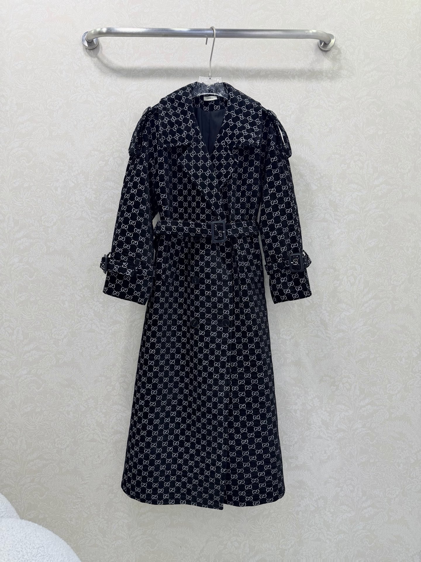 NO:676630,Gucc*26 new chenille jacquard lapel suit long coat  The long coat is cut with lapels, double-row button placket, and three-dimensional tailoring to create a fashionable and neat style. Symmetrical buckles decorate the shoulders. The fabric belt outlines the adjustment. The double G jacquard on the body adds an old-money elegance. The details highlight the brand style. The mid-length hem and slits move smoothly. The upper body is taller and slimmer. It is versatile and can be used in different occasions. It is full of aura. Customized surface accessories. Look for the correct version. High version. Black  Solid color size 3 SML, Gucci-clothing, gucci, gucci, business suit,19860909Gucc*26新款雪尼尔提花翻领西装长款大衣 翻领正肩长款大衣剪裁,双排纽扣开襟版型,立体裁剪打造时尚利落范儿,对称带扣装点于肩,本布腰带勾勒调节,大身双G提花增加老钱优雅气息,细节彰显品牌格调,中长下摆配合开衩行动利落,上身显高显瘦,百搭不出错,hold住不同场合,气场十足.定制面辅料 认准版本 高版本 黑色 单色3码SML,古驰-服装,gucci,gucci,business suit,,Women's clothing