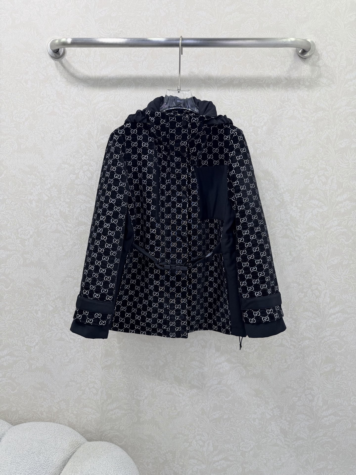 NO:676628,Gucc*26 new chenille jacquard hooded belted shoulder jacket. The hood can be hidden in the design. Three-dimensional tailoring creates a fashionable and neat style. Velcro adjustable cuffs. The waistband is outlined and adjusted. The large double G jacquard adds an old-money elegance. The details highlight the brand style. The upper body is taller and slimmer. It is versatile and can be used in different occasions. It is full of aura. Customized surface accessories. Look for the correct version. High version. Black  Single color size 3 SML, Gucci-clothing, gucci, gucci, jackets & coats, hats,19860909Gucc*26新款雪尼尔提花连帽腰带正肩外套 连帽可隐藏设计 立体裁剪打造时尚利落范儿,魔术贴可调节袖口 腰带勾勒调节,大身双G提花增加老钱优雅气息,细节彰显品牌格调,上身显高显瘦,百搭不出错,hold住不同场合,气场十足.定制面辅料 认准版本 高版本 黑色 单色3码SML,古驰-服装,gucci,gucci,jackets & coats,hats,,Women's clothing