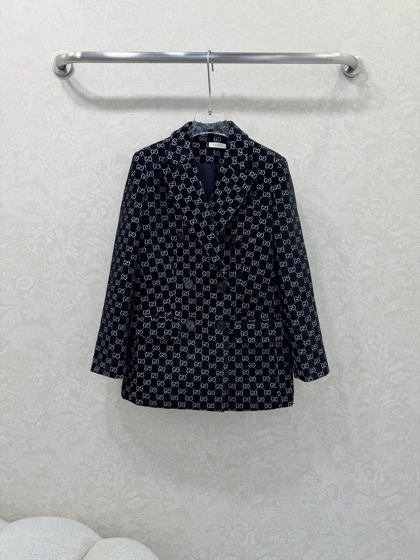 NO:676643,Gucc*26 new chenille jacquard lapel double-breasted blazer. The lapel is cut on the shoulders, and the double-breasted button placket version. Three-dimensional tailoring creates a fashionable and neat style. The symmetrical buckles decorate the shoulders. The large double G jacquard adds an old-money elegance. The details highlight the brand style. The back hem cooperates with the slits to move neatly. The upper body is taller and slimmer. It is versatile and can be matched with different occasions. It is full of aura. Customized surface accessories. Look for the version. High version. Black  Solid color size 3 SML, Gucci-clothing, gucci, gucci, jackets & coats, business suit,19860909Gucc*26新款雪尼尔提花翻领双排扣西装外套 翻领正肩剪裁,双排纽扣开襟版型,立体裁剪打造时尚利落范儿,对称带扣装点于肩,大身双G提花增加老钱优雅气息,细节彰显品牌格调,后面下摆配合开衩行动利落,上身显高显瘦,百搭不出错,hold住不同场合,气场十足.定制面辅料 认准版本 高版本 黑色 单色3码SML,古驰-服装,gucci,gucci,jackets & coats,business suit,,Women's clothing