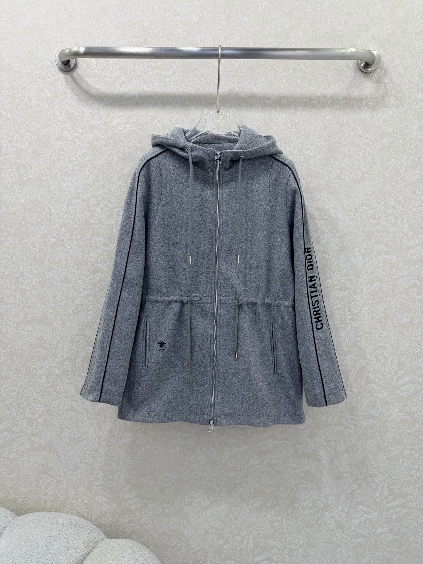 NO:676641,DIO*26 new woolen waist drawstring jacket, sleeves webbing logo embroidery design, upper body is more casual and elegant, original hardware luxury high-end customized new work!  Luxurious brand-specific logo embellishment design, the highest quality shipments in the market, original accessories, the ultimate in luxury!  Soft and comfortable. The upper body is very handsome!  Suitable for any scene, 2 colors and 3 codes SML, Dior-clothing, dior, dior, jackets & coats,19860909DIO*26新款毛呢腰部抽绳外套 袖子织带logo刺绣设计 上身更随意大方,原版五金奢华高档定制新作！奢华品牌特质logo点缀设计,市场最高品质出货、原版辅料,奢华极致！柔软舒适.上身爆帅！适合任意场景 2色3码SML,迪奥-服装,dior,dior,jackets & coats,,Women's clothing