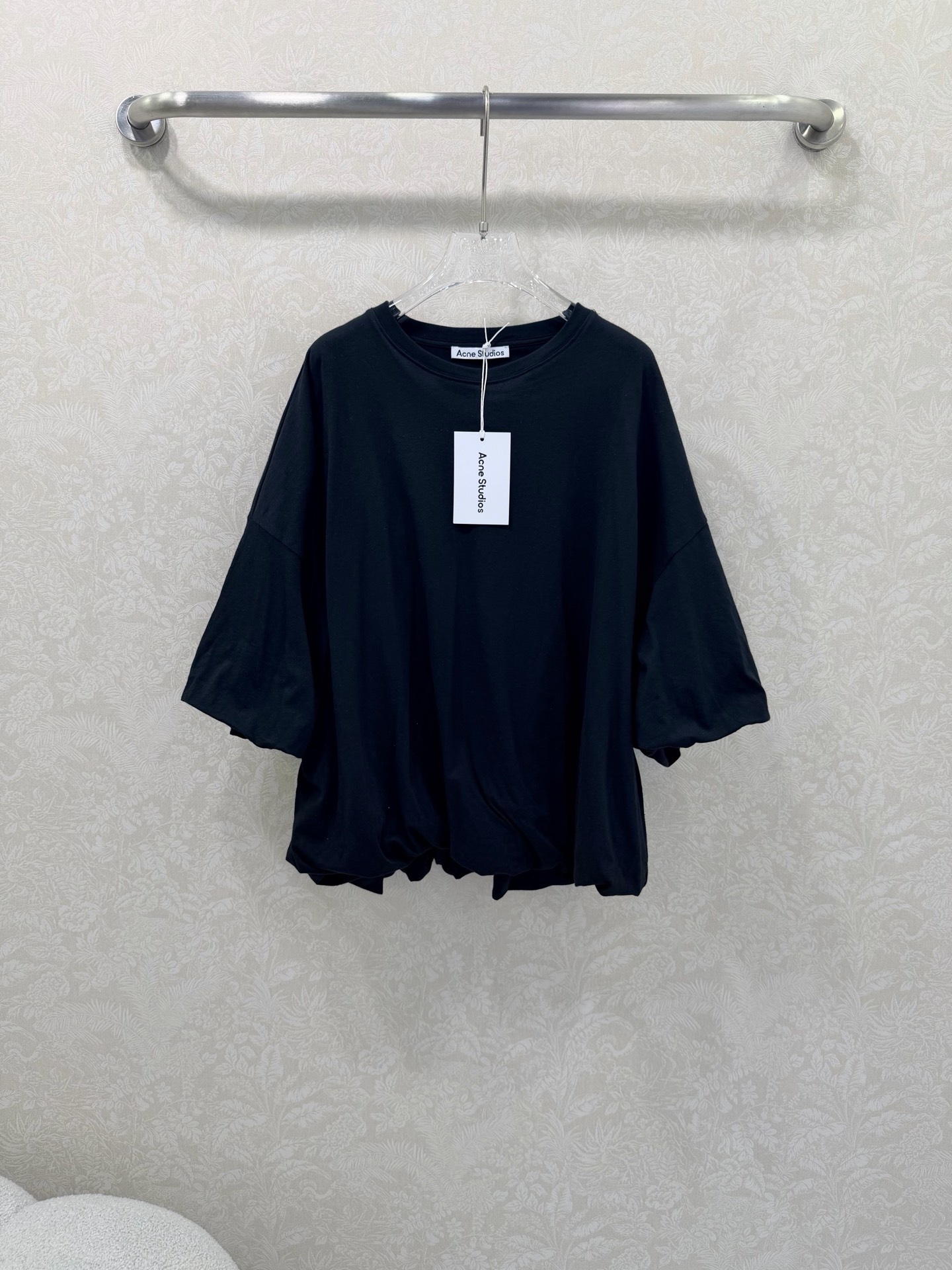 NO:677059,Acne studio*26 early spring new bud silhouette short-sleeved fabric is breathable and not stuffy, with a loose bud silhouette, the hem naturally gathers with a slightly puffy bud effect, which can hide the flesh and has a sense of design; the sleeves are longer three-quarter sleeves, with white label ACN* printing on the back, focusing on a lazy and casual style. Monochrome size 3 SML, men's and women's wear, Acne studios, dior, T-shirt,19860909Acne atudio*26早春新款花苞廓形短袖面料透气不闷,宽松的花苞廓形,衣摆自然收拢带点微蓬的花苞效果,既能藏肉又很有设计感；袖型是偏长的五分袖,背后白色标签ACN*印花,主打慵懒随性的松弛感风格.单色3码SML,男装女装,acne studios,dior,T-shirt,,Women's clothing