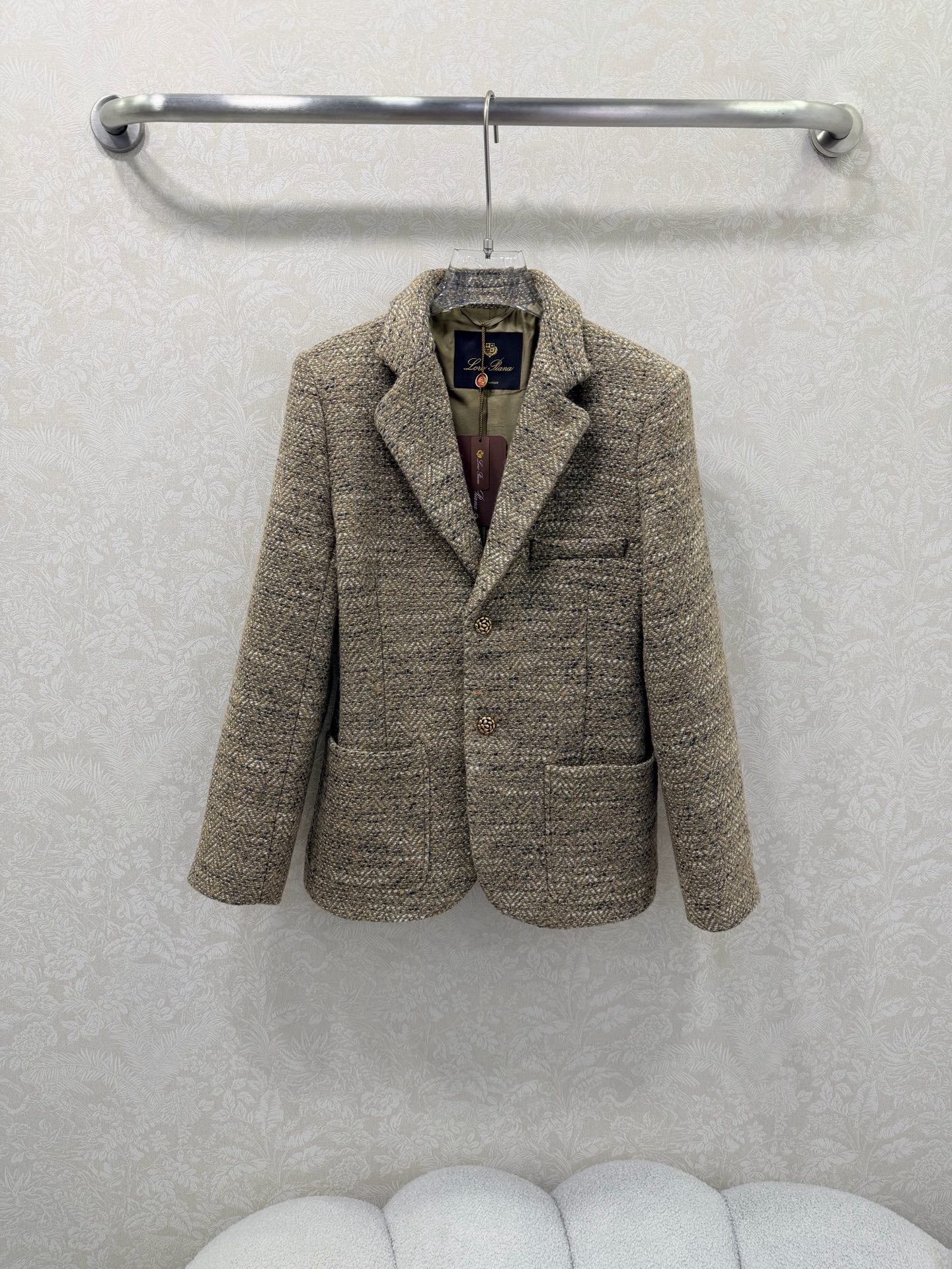 NO:677053,LP* 26 new stand collar woven jacket  Made of wheat-toned slub woolen material, high-end texture and full appearance, single-breasted dress style with lapel, round button design with camellia print, adjustable placket to modify the body shape, three-dimensional tailoring of the waist, making the figure more slender and straight, mainly brown, interspersed with off-white yarn to modify the details, creating a natural smudged transition effect, the upper body stands out in the style of a lady, perfectly interpreting the sense of elegance and wealth, old money and high-end. Customized surface accessories Look for the correct version High version Available from stock  Solid color size 3 SML, women's clothing, loro piana, jackets & coats,19860909LP* 26新款立领编织外套 麦子色调粗纺羊毛呢材质,质感高级,品相十足,翻领单排扣洋装版型,山茶花印刻圆扣设计,调节开襟修饰身形,腰身立体裁剪,更显身姿纤细挺拔,大身棕色为主,穿插米白纱线修饰细节,打造自然晕染过渡效果,上身名媛格调立显,完美演绎优雅千金感,老钱又高级.定制面辅料 认准版本 高版本 现货供应 单色3码SML,女装,loro piana,jackets & coats,,Women's clothing