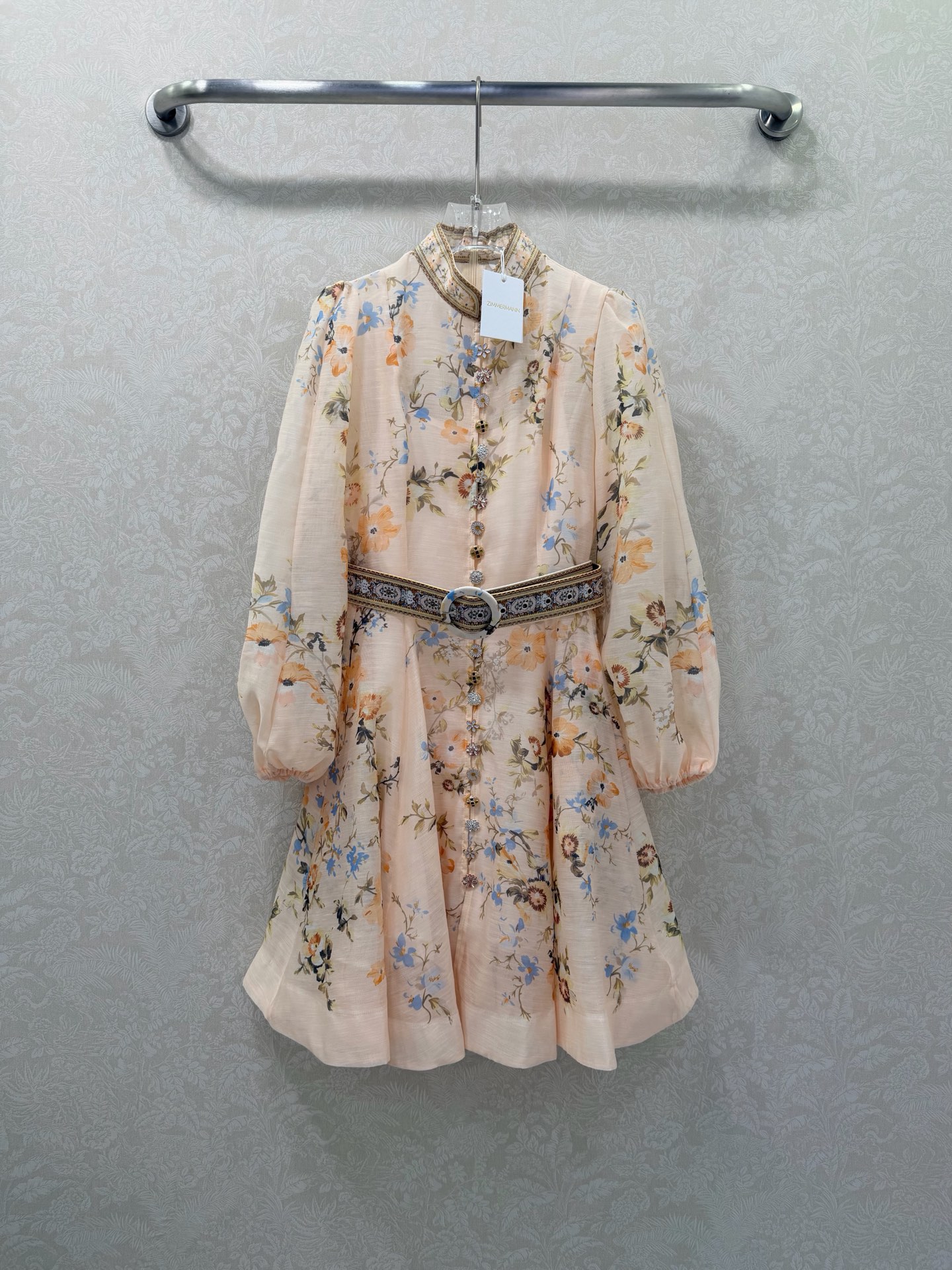 NO:677047,Zimmerman*/Zimmerman 26 new color stand-up collar short dress. Small stand-up collar and lantern sleeve design. Customized Duobao pattern hardware on the front. Super eye-catching and eye-catching. The cuffs are tightened into puff sleeves. Original fabric color belt is included. The skirt is oversized and the materials are full of sincerity. Super invincible fairy style. Heavy workmanship details, perfect replica of the counter style. Full of high-end, super correct version. It shows temperament in any casual wear.  4 colors and 4 codes SMLXL, Zimmerman-clothing, skirts,19860909Zimmerman*兹/默曼 26新出花色立领短款连衣裙 小立领和灯笼袖设计 前襟定制多宝花样五金 超吸睛让人眼前一亮 袖口收紧变成泡泡袖 配送本布色系腰带 裙身超大摆用料诚意满满 超无敌仙女款 重工细节,完美复刻专柜款 高级感满满,版型超正 随意一搭都显气质 4色4码SMLXL,兹默曼-服装,skirts,,Women's clothing