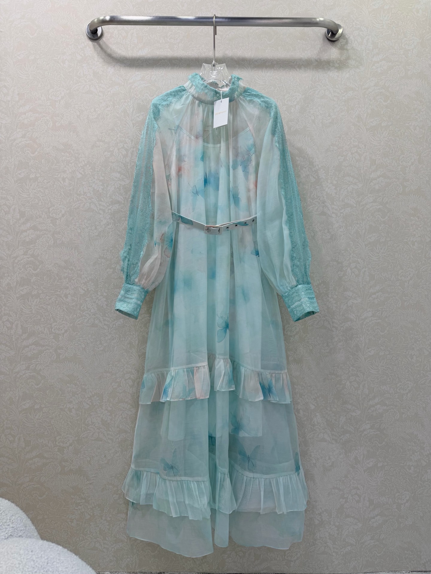 NO:677029,Zimmerman*/Merman 26 new early spring long dress with stand-up collar and lace. The overall sea salt tone is super elegant. The neckline and sleeves are spliced with lace. It is matched with a belt. The inner part is a printed suspender of the same color. It is very eye-catching. The oversized skirt is full of sincerity. Super invincible fairy style. Heavy work details, perfect replica of the counter model. Full of high-end, super correct version. It shows temperament in any casual wear.  1 color 4 codes SMLXL, Zimmerman-clothing, skirts,19860909Zimmerman*兹/默曼 26早春新款立领拼蕾丝长款连衣裙 整体海盐色调 超显气质 领口以及袖臂蕾丝拼接 搭配腰带 内搭为同色系印花吊带 超吸睛让人眼前一亮 裙身超大摆用料诚意满满 超无敌仙女款 重工细节,完美复刻专柜款 高级感满满,版型超正 随意一搭都显气质 1色4码SMLXL,兹默曼-服装,skirts,,Women's clothing