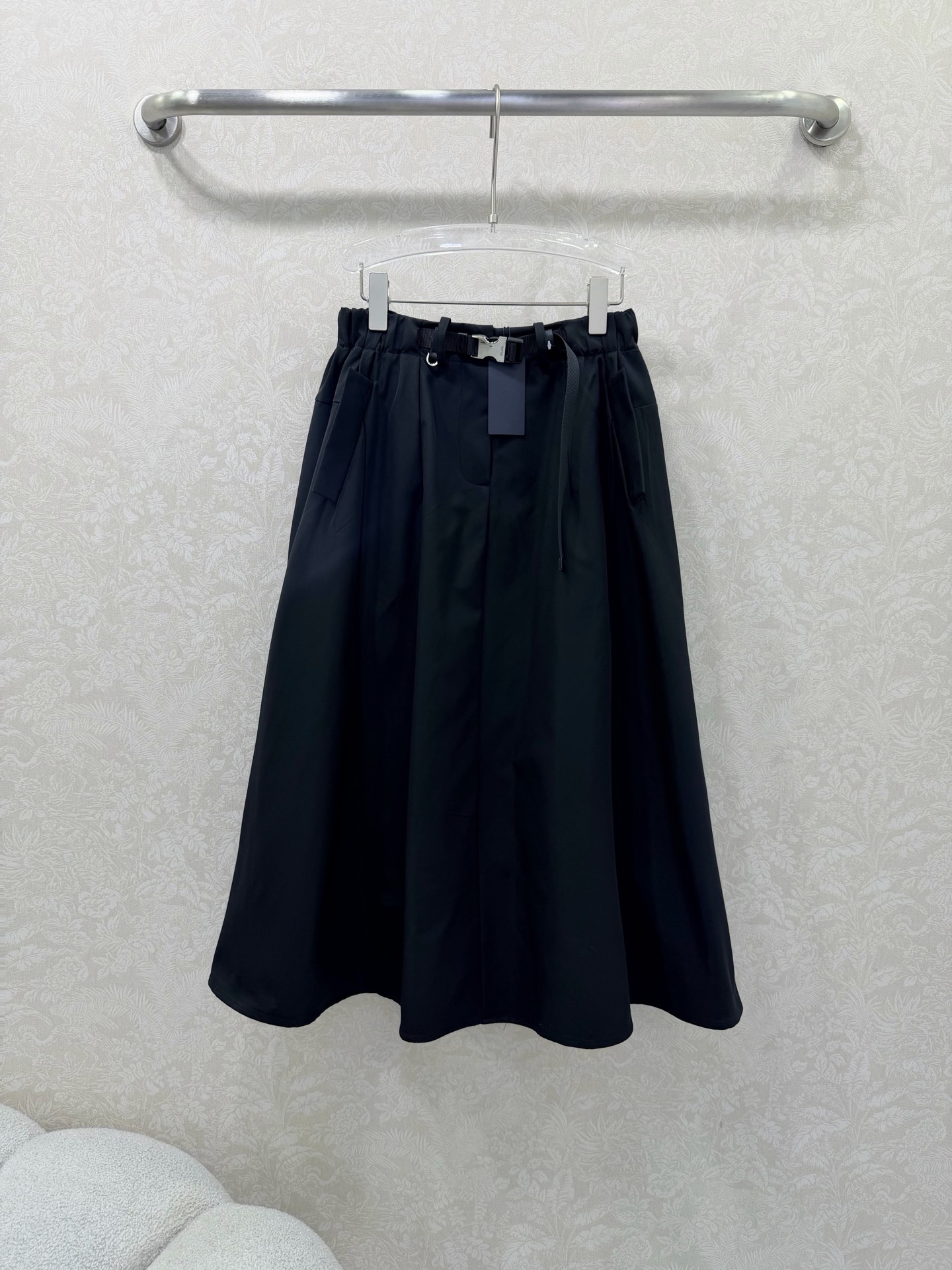 NO:677209,Prad*26 new nylon material skirt  Glossy texture, windproof and comfortable, lapel zipper high-waisted umbrella skirt, a set of upper body with fashionable work clothes and casual style. Loose long sleeves on the shoulders, layered fabric on the waist and metal triangle logo pattern on the chest, drawstring design on the hem, low-key and fashionable, overall brand  The tone is very prominent, the high-waisted umbrella-shaped skirt, the skirt is slightly A-shaped and the waist is expanded with elastic snap-buckle belt processing. It is effortless to match, trendy and fashionable. 2 colors and 4 sizes SMLXL, Prada-clothing, prada, prada, skirts,19860909Prad*26新款尼龙材质半裙 质感光泽,防风舒适,翻领拉链高腰伞状半裙,一套上身时髦工装休闲风.正肩宽松长袖,腰身面料层叠划分层次胸口金属三角徽标图案,下摆抽绳设计,低调时髦,整体品牌调性很凸显,高腰伞状半裙,裙摆微A外扩腰间弹力按扣腰带处理,不费力搭配,潮流时髦.2色4码SMLXL,普拉达-服装,prada,prada,skirts,,Women's clothing