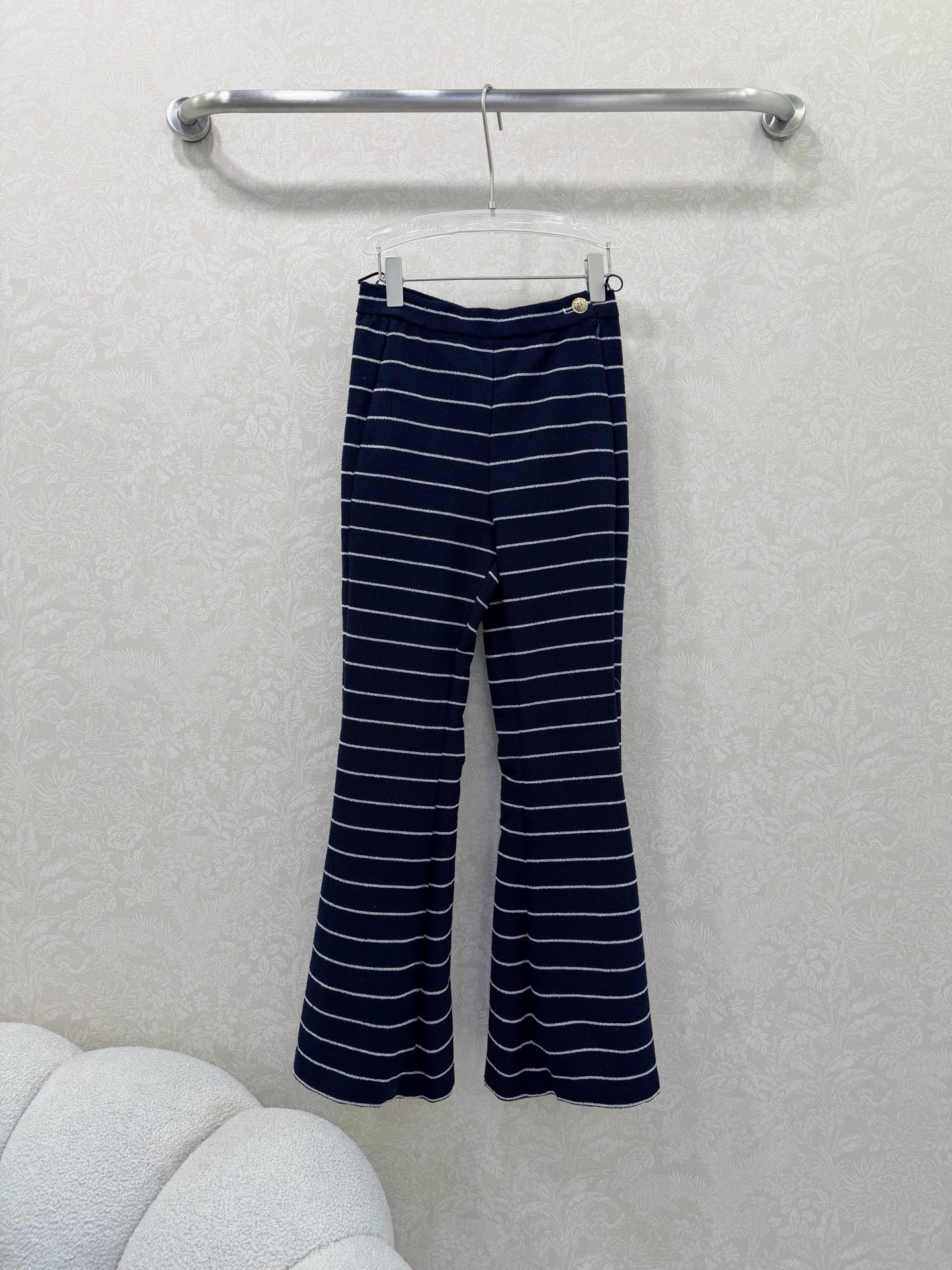 NO:677213,Chan*l 26 early spring new style striped slightly flared straight pants. Imported cotton material, high-end texture, full appearance, all over the body with black and white horizontal stripes, single double C hollow button embellishment at the waist, echoing the double C camellia lining jacquard dark pattern, the overall shape is full of gold, paired with the same series of jackets, the complete set perfectly interprets the elegant charm, high-end and western style. Customized fabrics and accessories, look for the version, high version, single color 3 size 36 38  40,Chanel-clothing,chanel,chanel,jackets & coats,19860909Chan*l 26早春新款条纹微喇小直筒裤 进口棉毛材质,质感高级,品相十足,通体满铺黑白横向条纹, 腰头单粒双C镂空纽扣点缀,呼应双c山茶花内衬提花暗纹,整体造型千金感十足,搭配同系列外套 成套完美演绎优雅魅力,高级且洋气.定制面辅料 认准版本 高版本 单色3码36 38 40,香奈儿-服装,chanel,chanel,jackets & coats,,Women's clothing